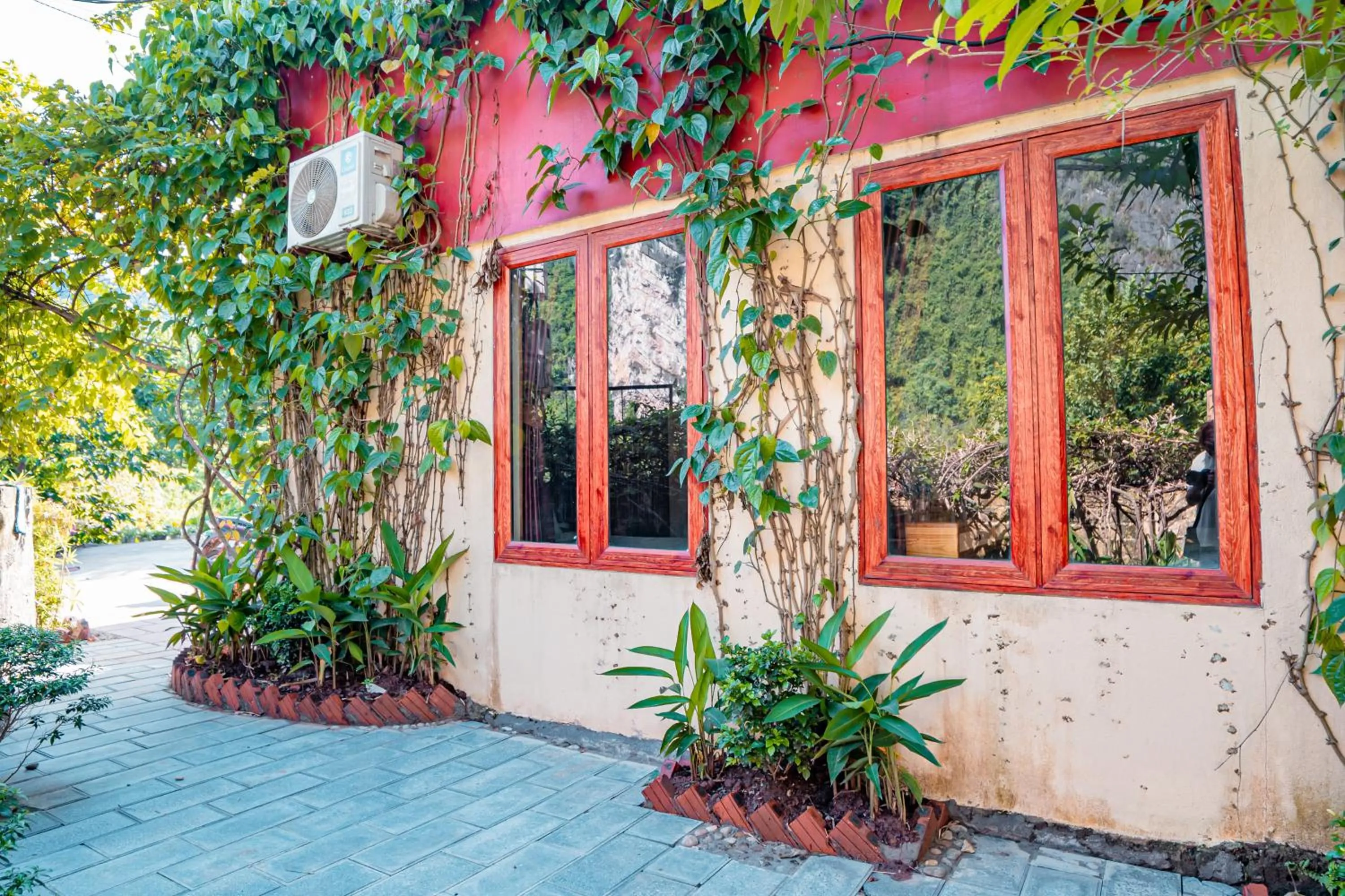 Garden in Trang An Freedom Hood