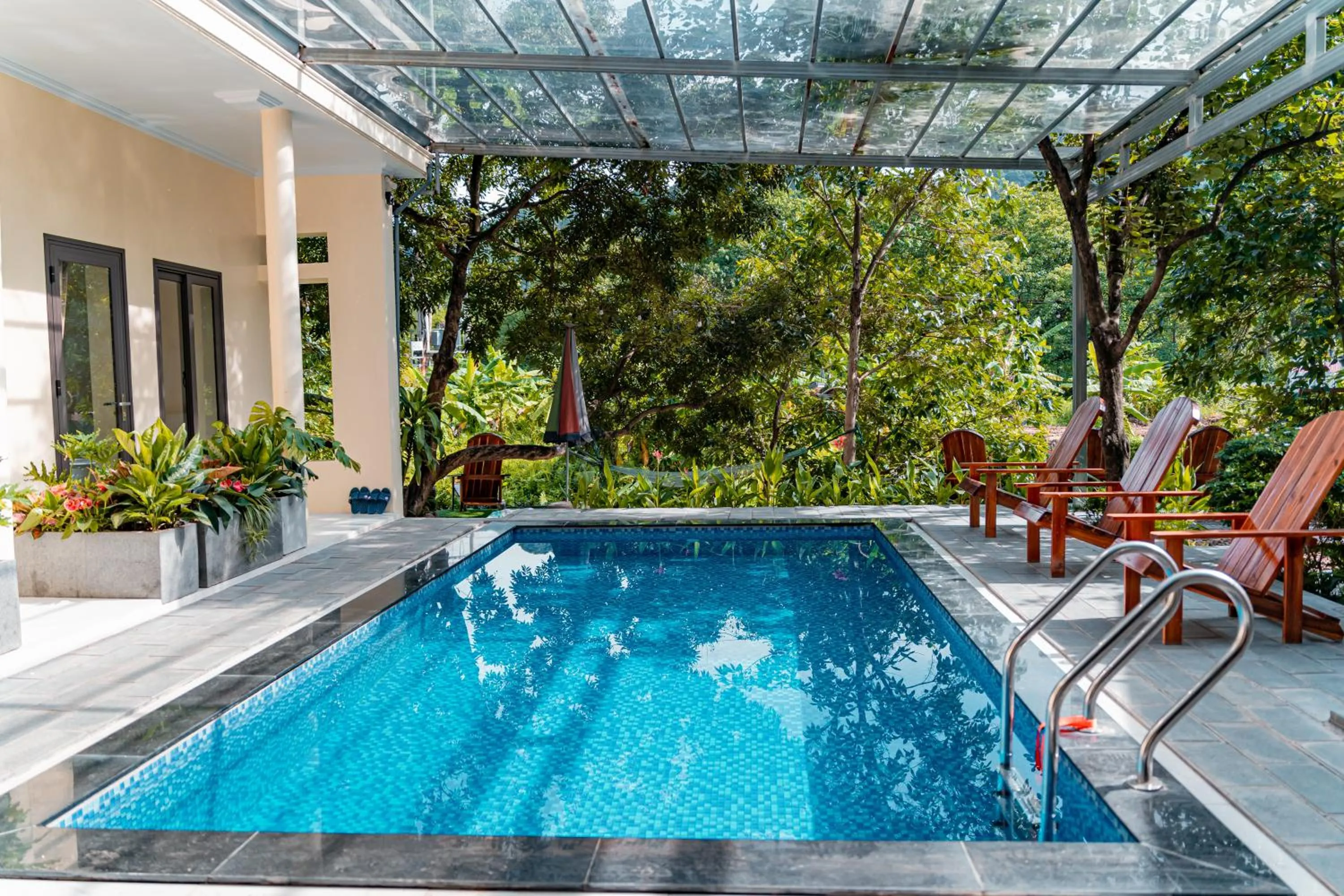 Swimming pool in Trang An Freedom Hood