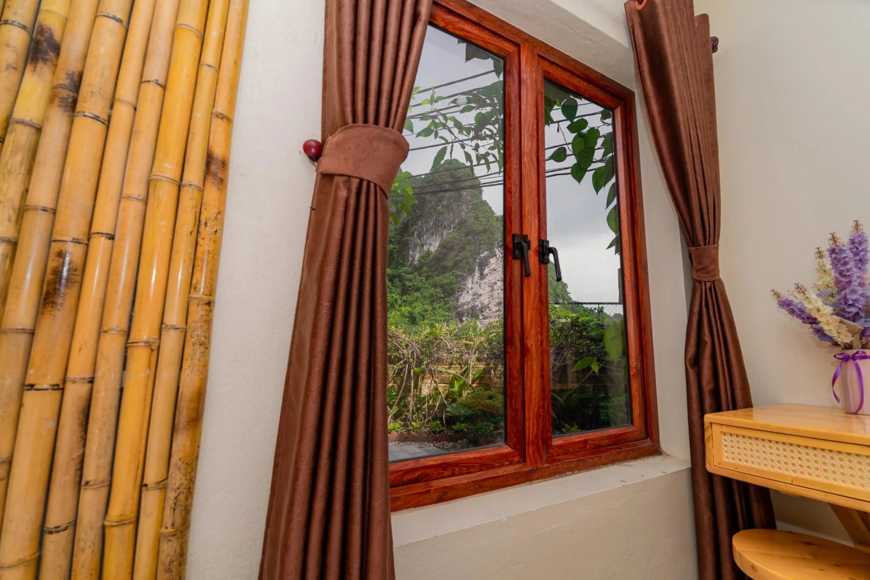 Day in Trang An Freedom Hood