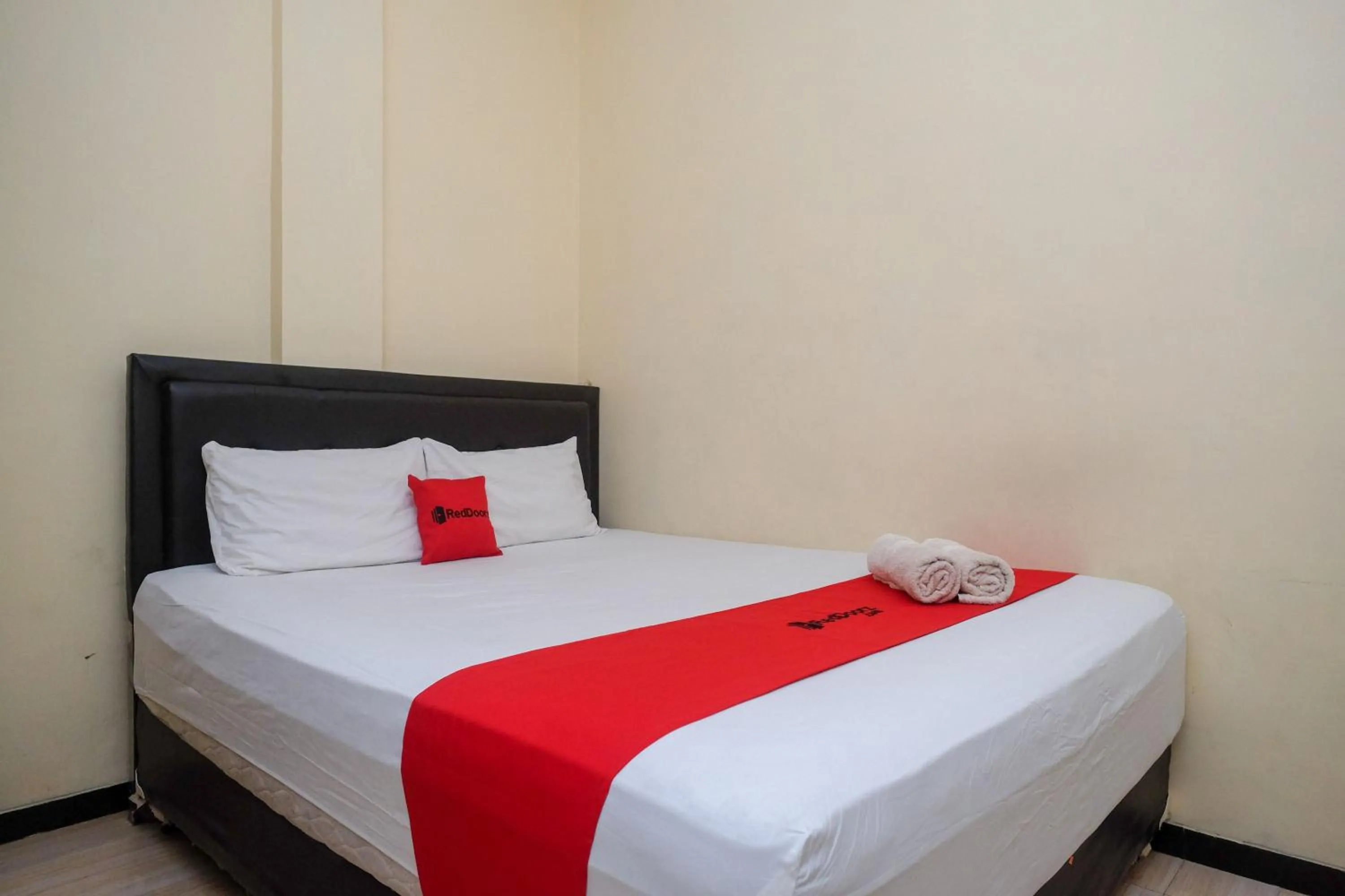 Bedroom, Bed in RedDoorz near Taman Pantai Alam Indah Tegal