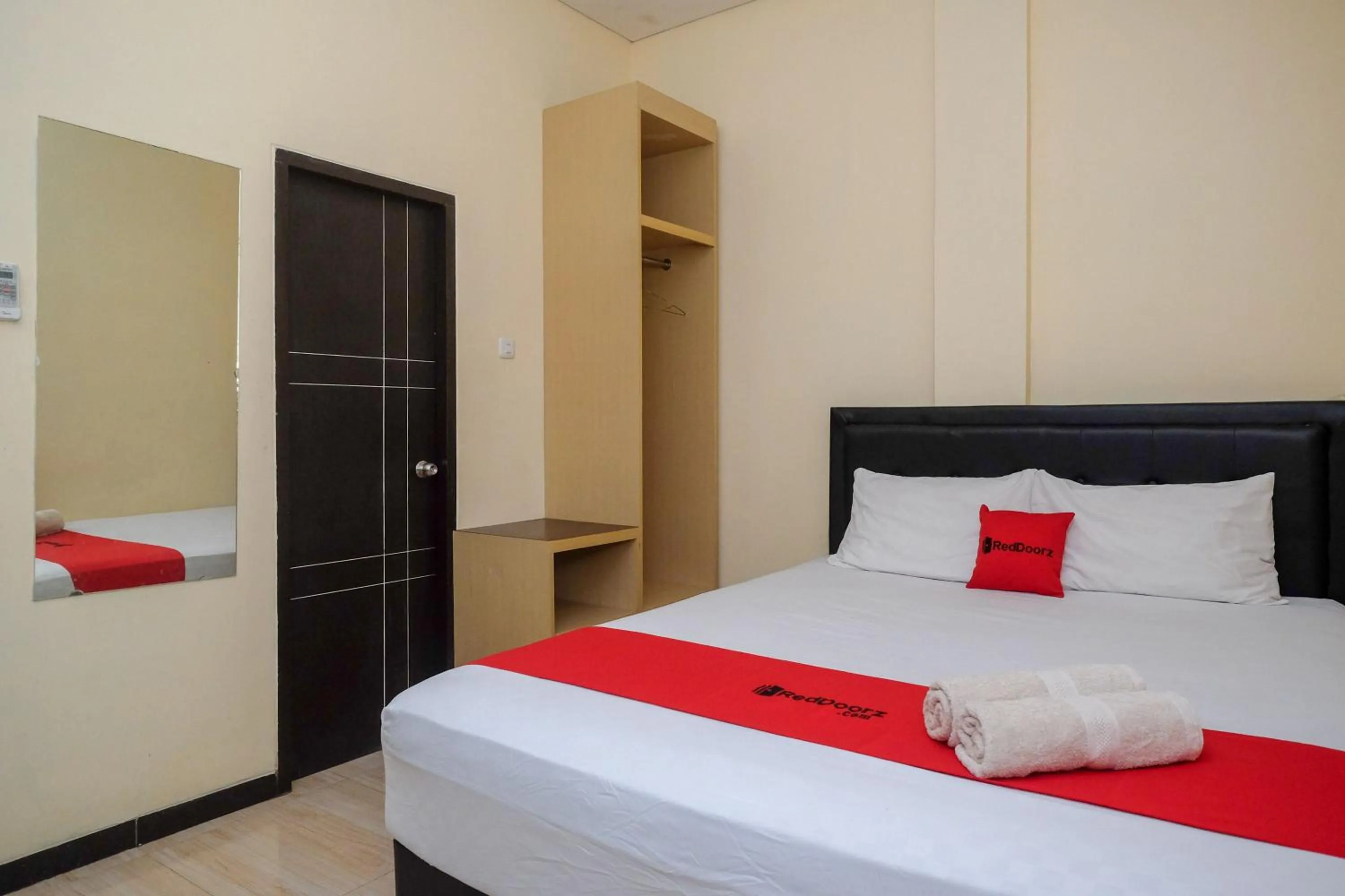 Bedroom, Bed in RedDoorz near Taman Pantai Alam Indah Tegal