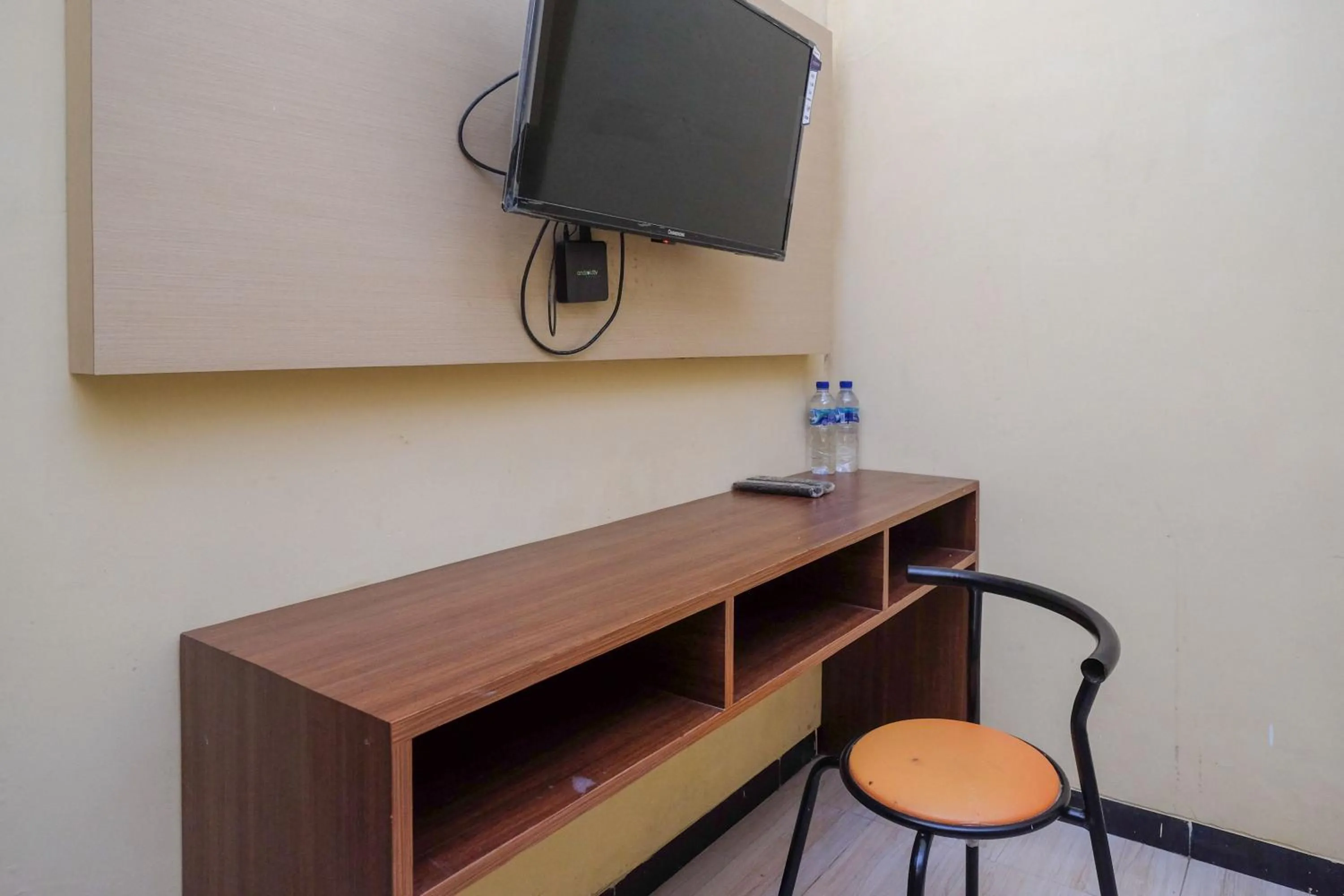 TV and multimedia in RedDoorz near Taman Pantai Alam Indah Tegal