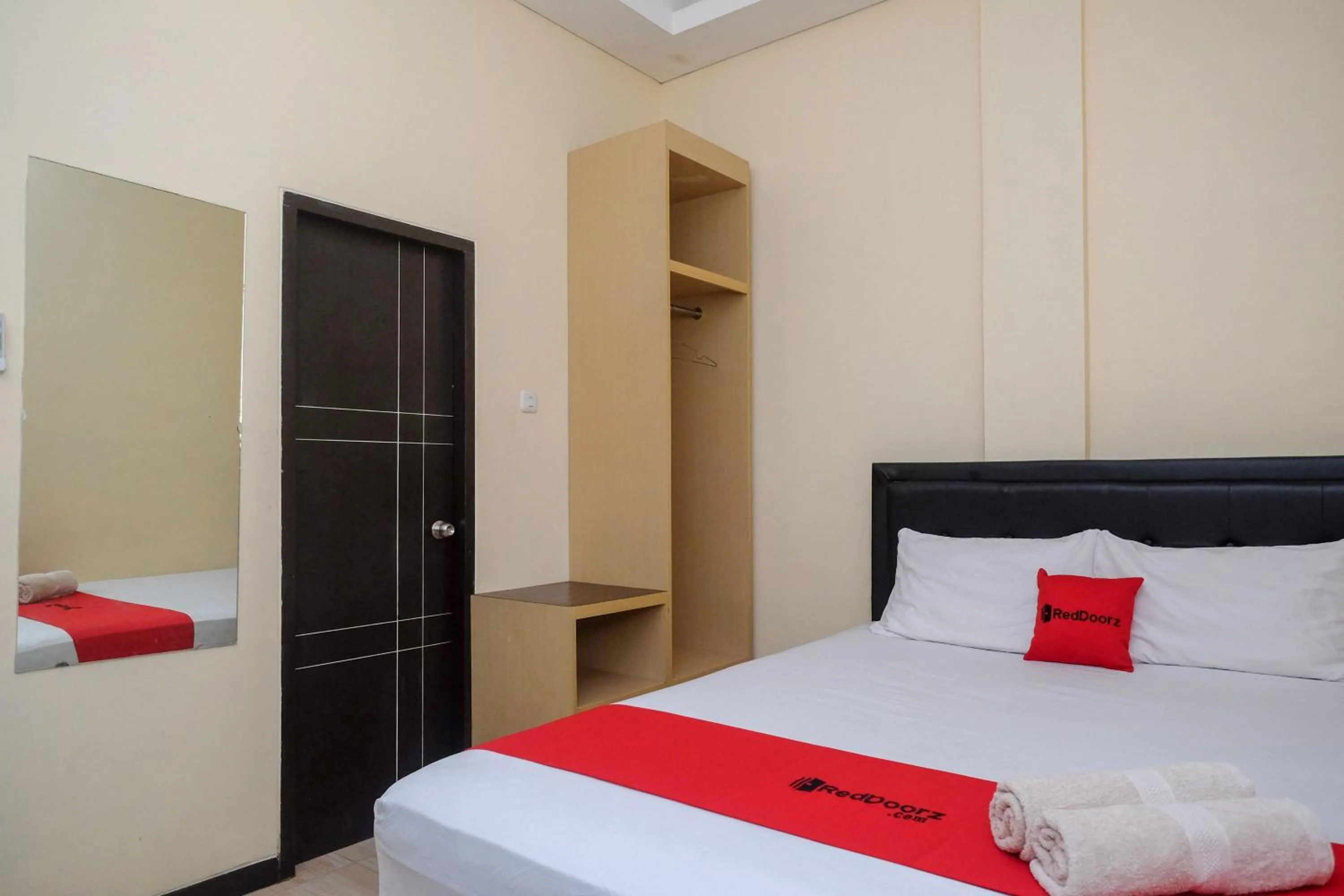 Bedroom, Bed in RedDoorz near Taman Pantai Alam Indah Tegal