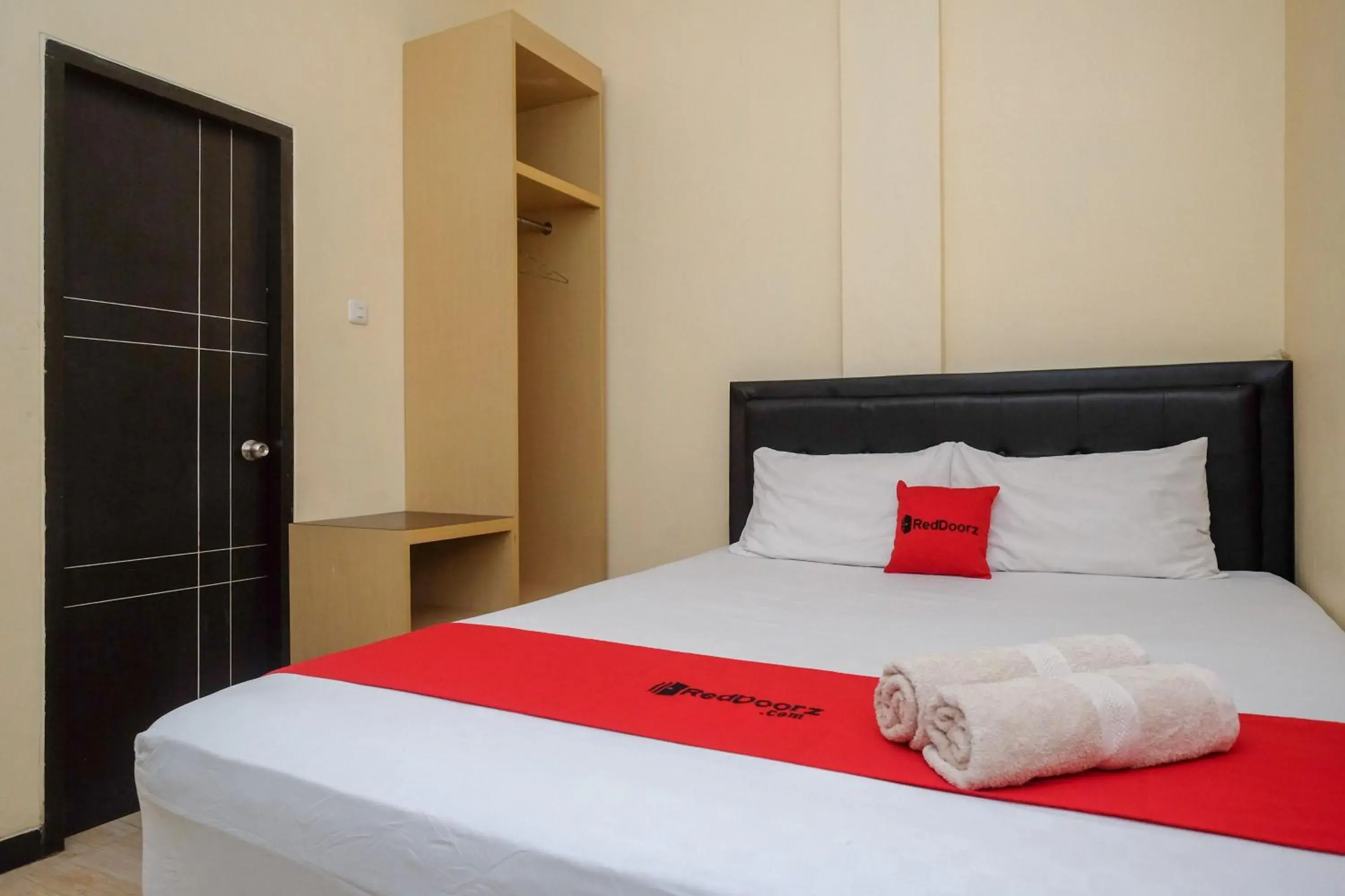 Double Room in RedDoorz near Taman Pantai Alam Indah Tegal Double Room in RedDoorz near Taman Pantai Alam Indah Tegal