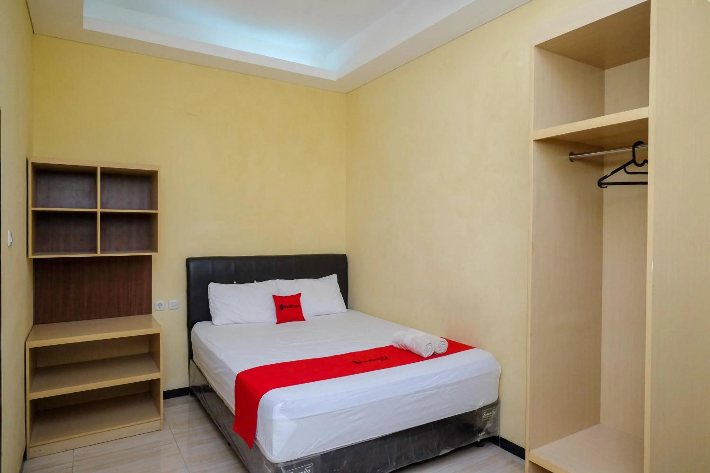 Bedroom, Bed in RedDoorz near Taman Pantai Alam Indah Tegal