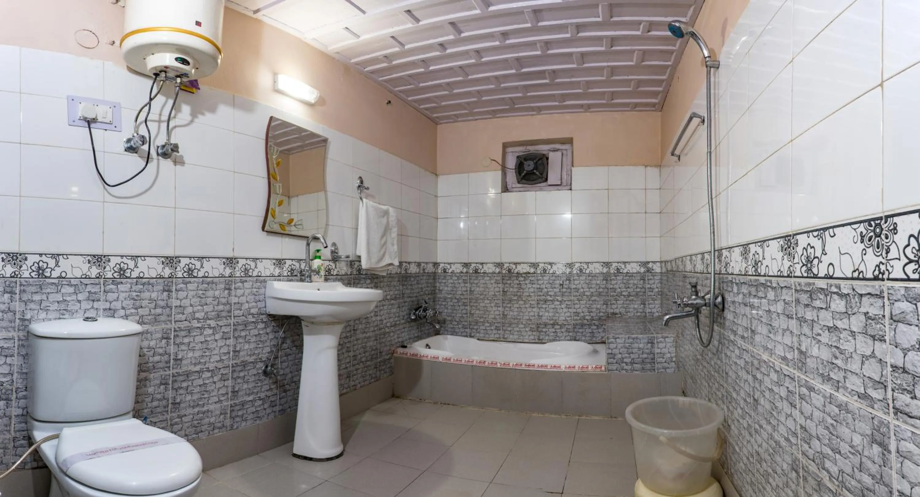 Bathroom in Parvati Kuteer riverside resort