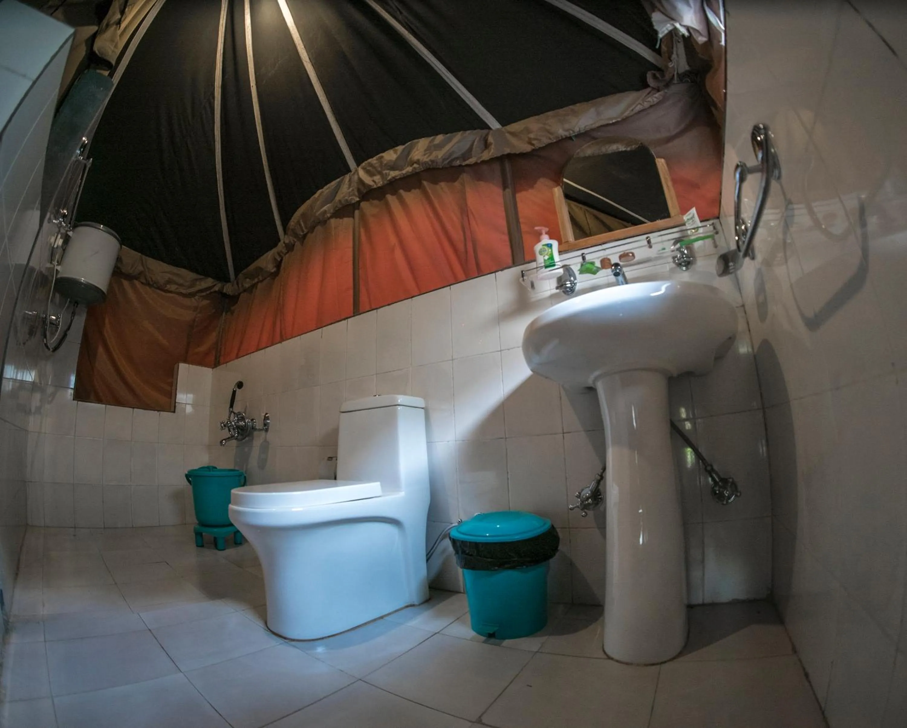 Bathroom in Parvati Kuteer riverside resort