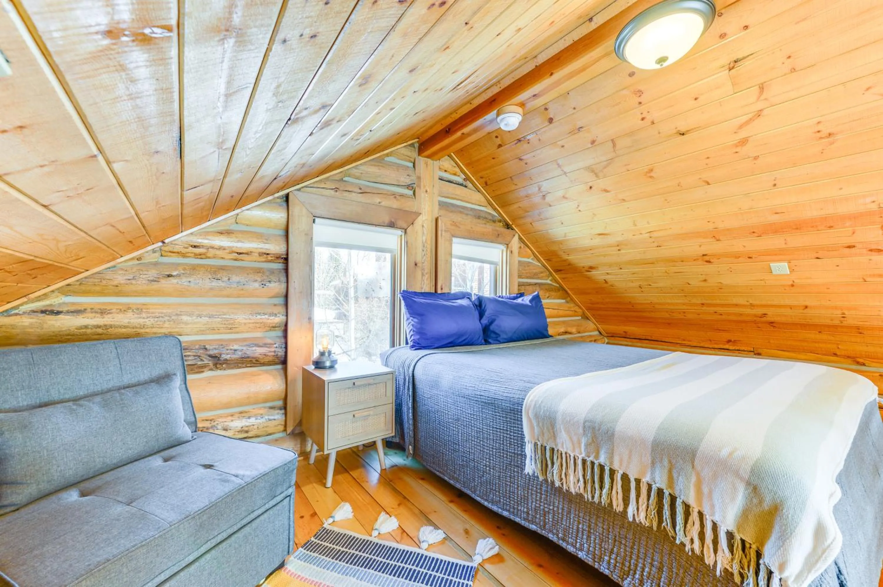 Bed in Cozy Mountain Condo Across From Snow King Ski Mtn!