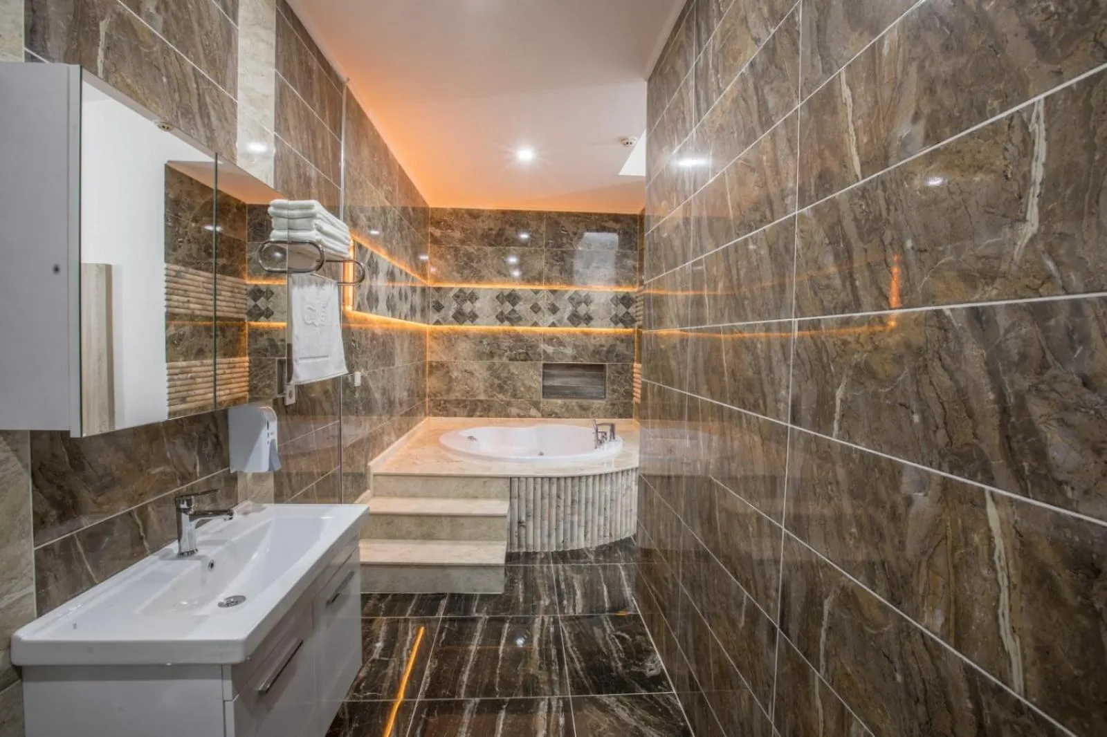 Shower in Elanis Suites
