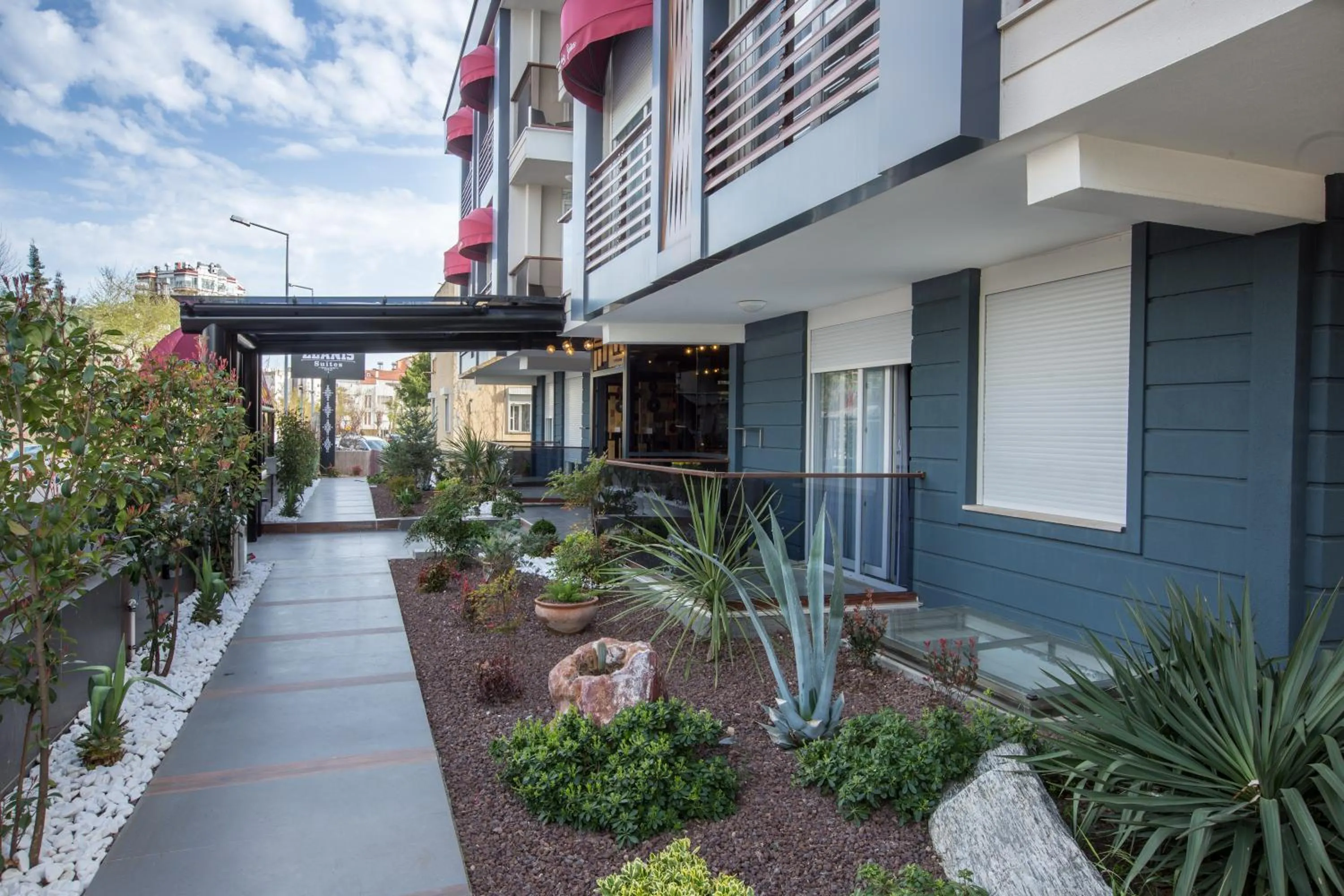 Day in Elanis Suites