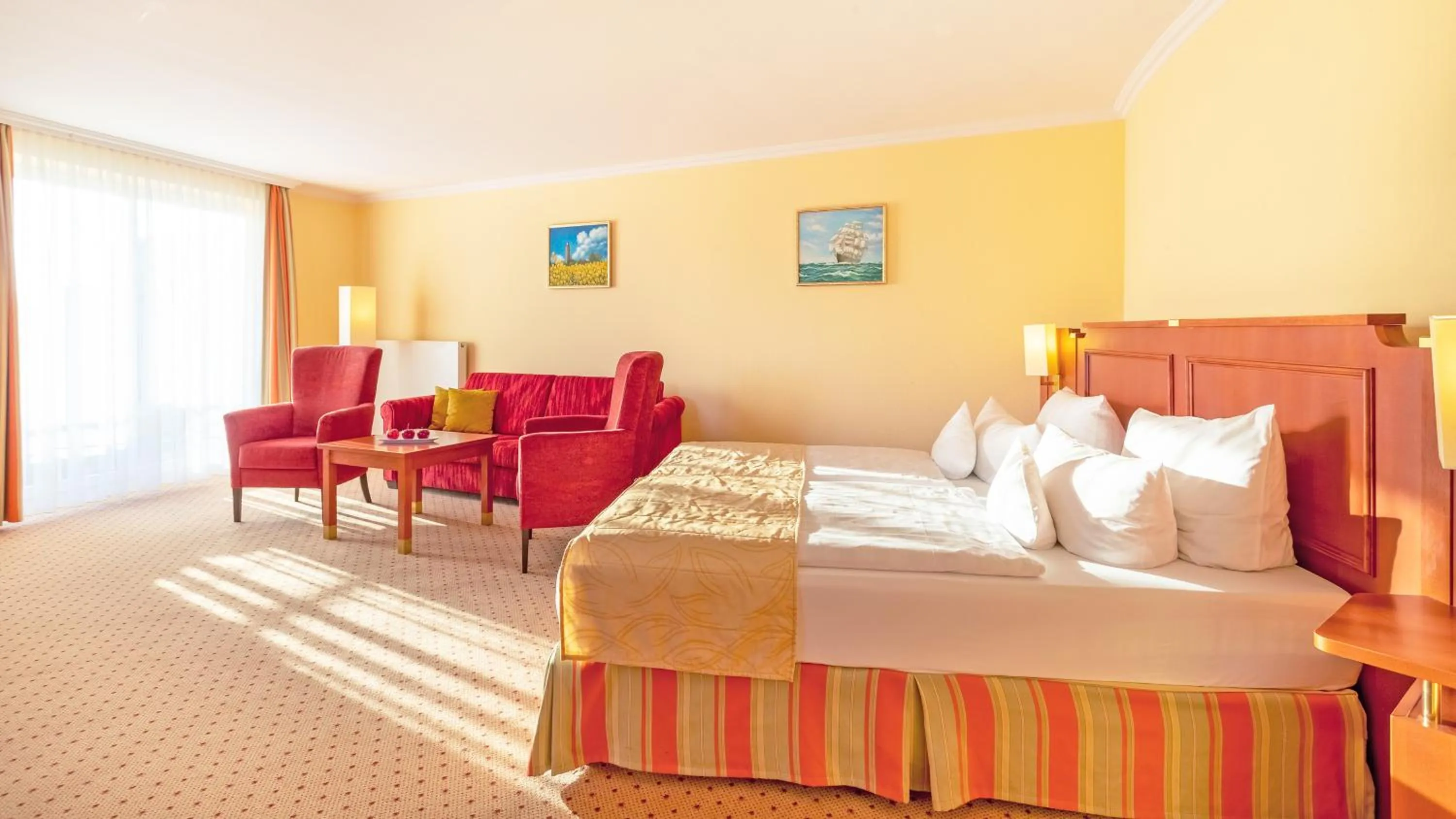 Living room, Bed in Hotel zur Post - ein Rovell Hotel