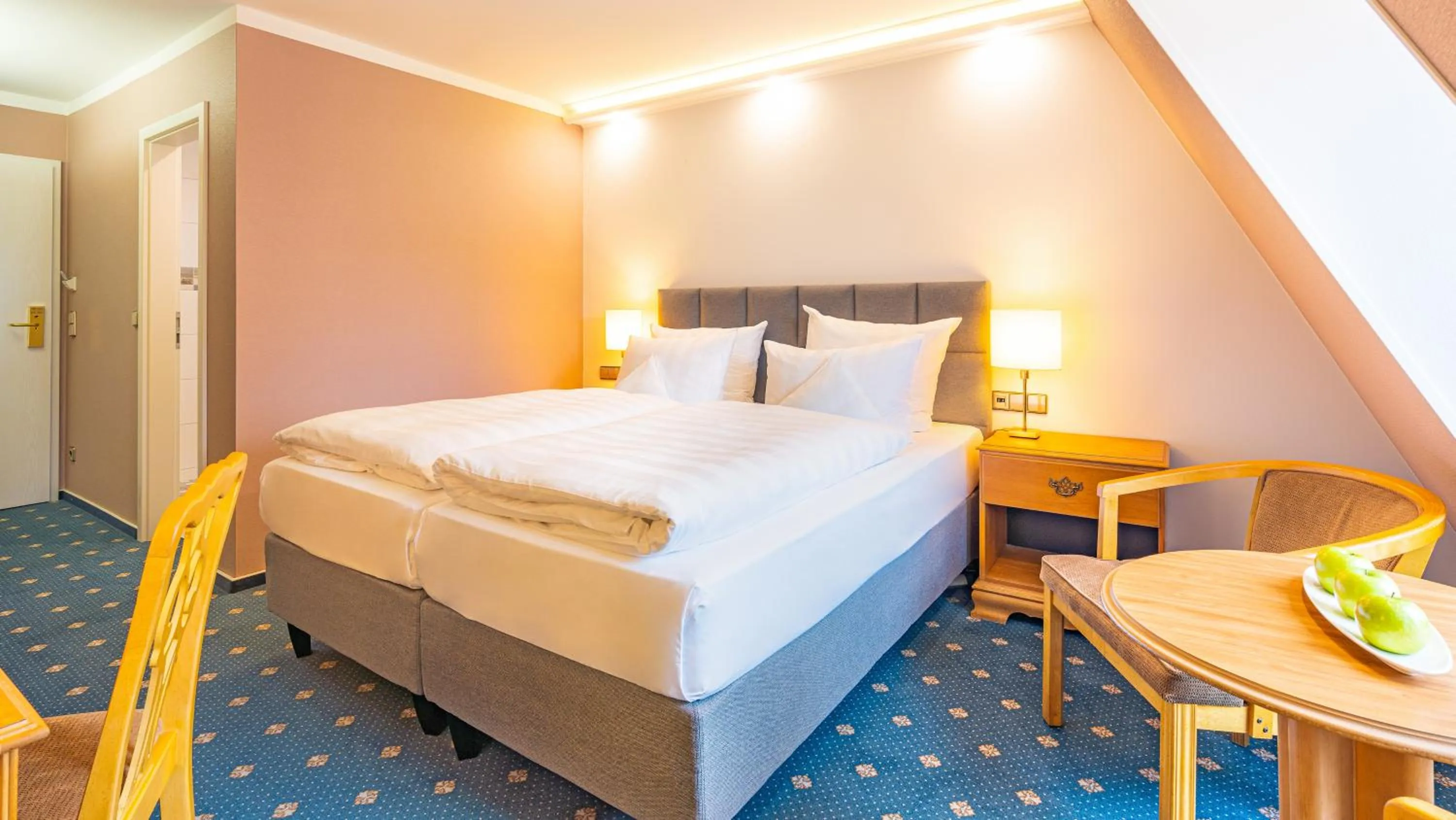 Living room, Bed in Hotel zur Post - ein Rovell Hotel