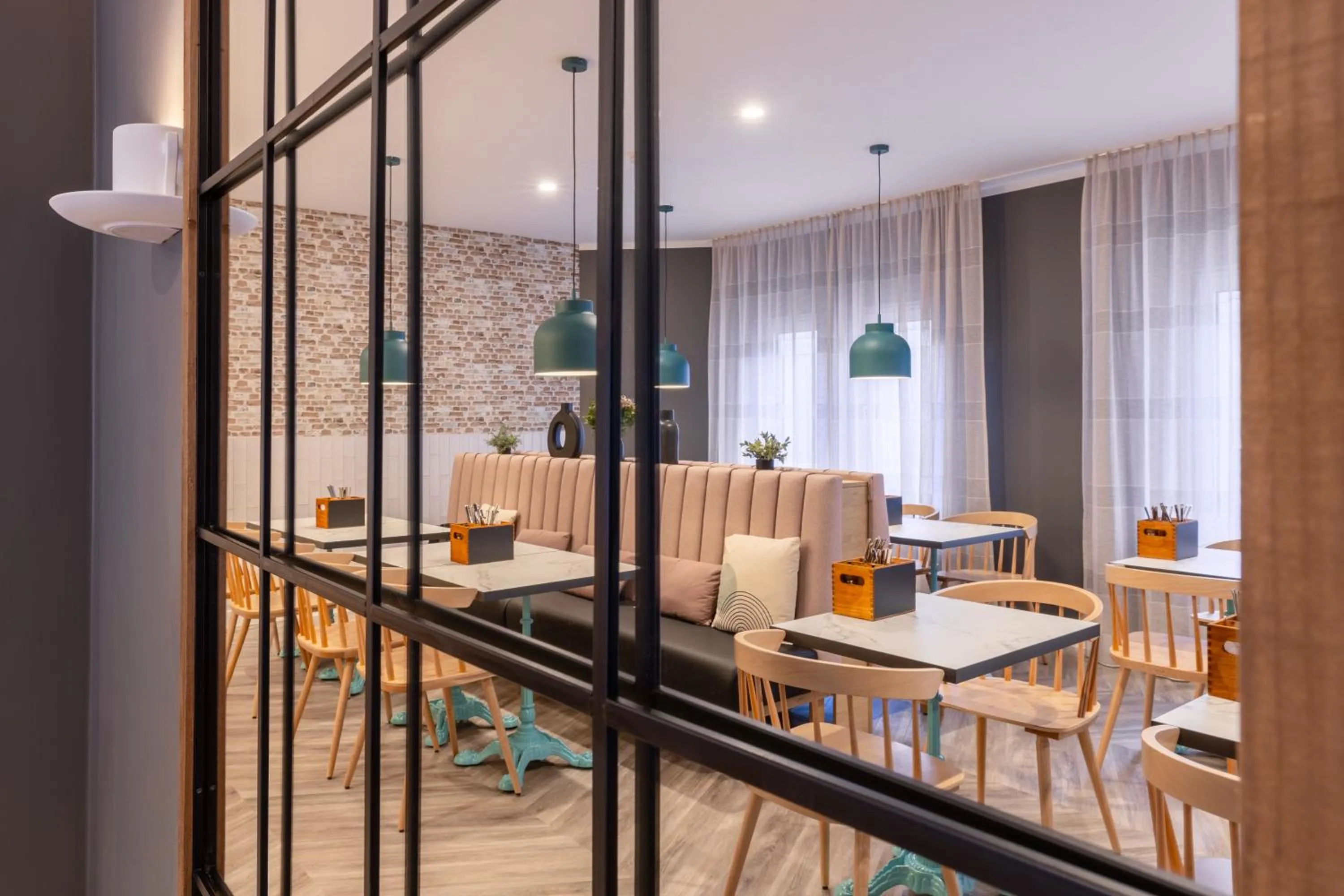 Restaurant/places to eat in Garner Hotel Mannheim City by IHG