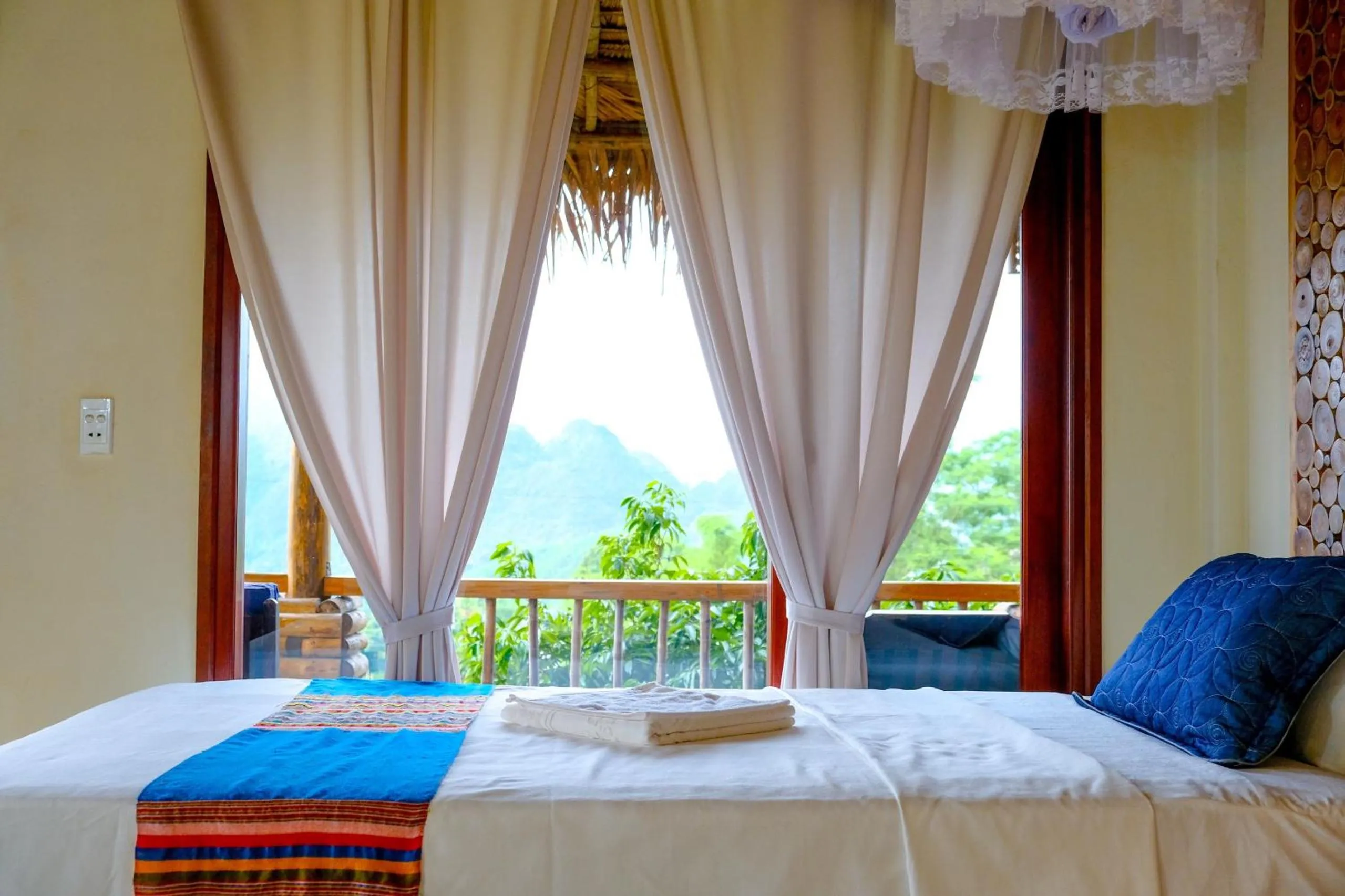 Bed in Pu Luong Jungle Lodge