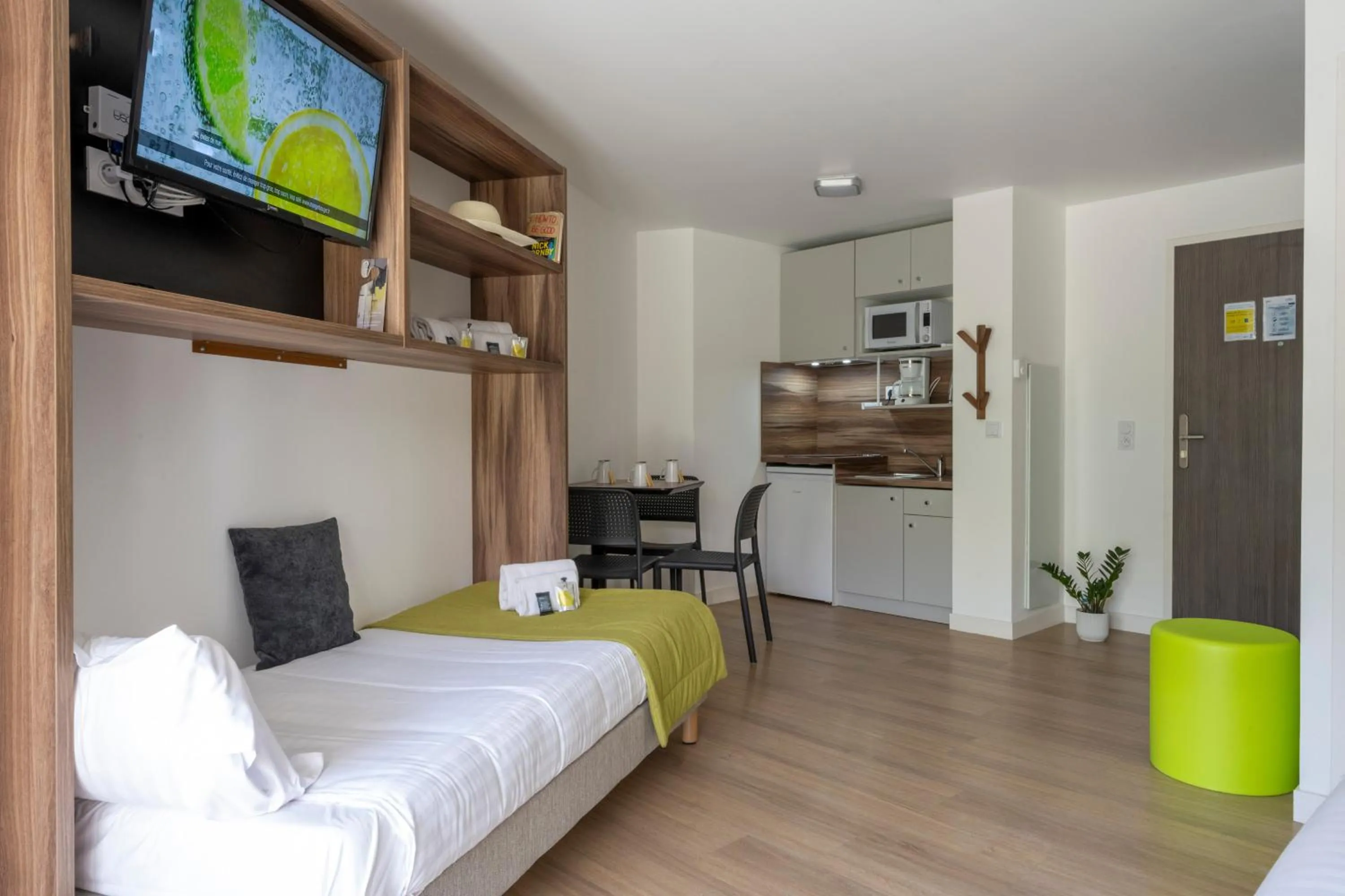 Kitchen or kitchenette, Bed in ATHOME RESIDENCE ET SPA