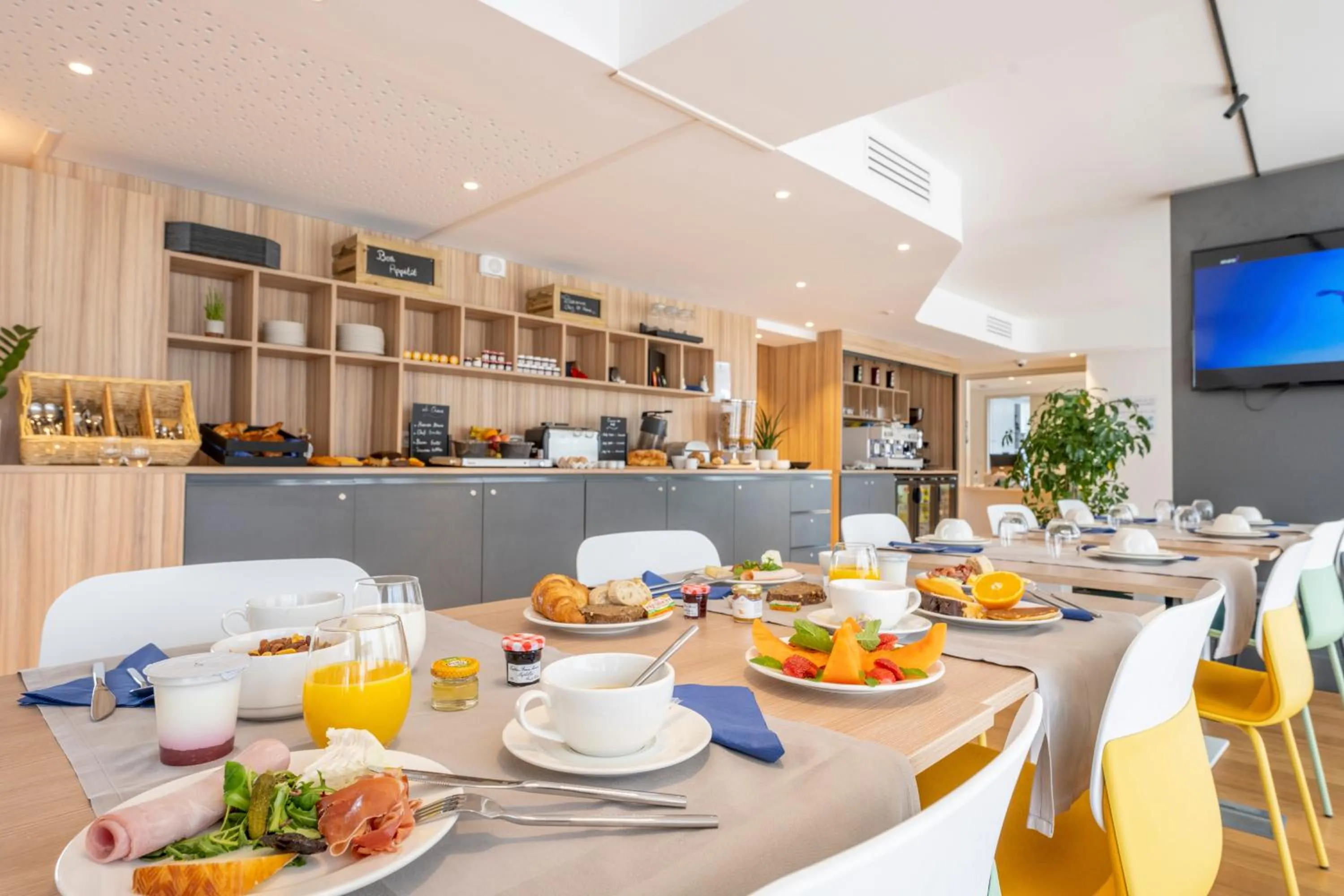 Buffet breakfast in ATHOME RESIDENCE ET SPA