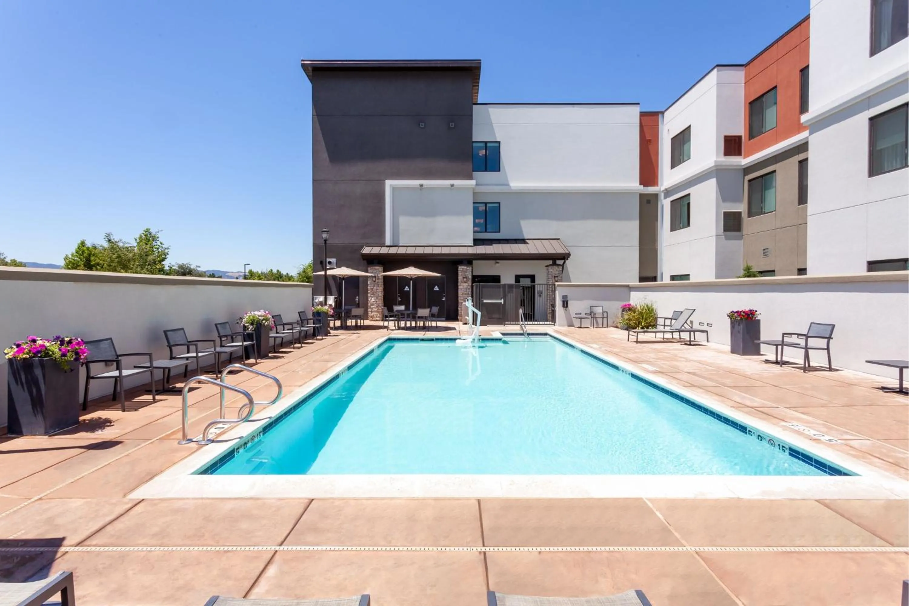 Swimming pool in Residence Inn Livermore