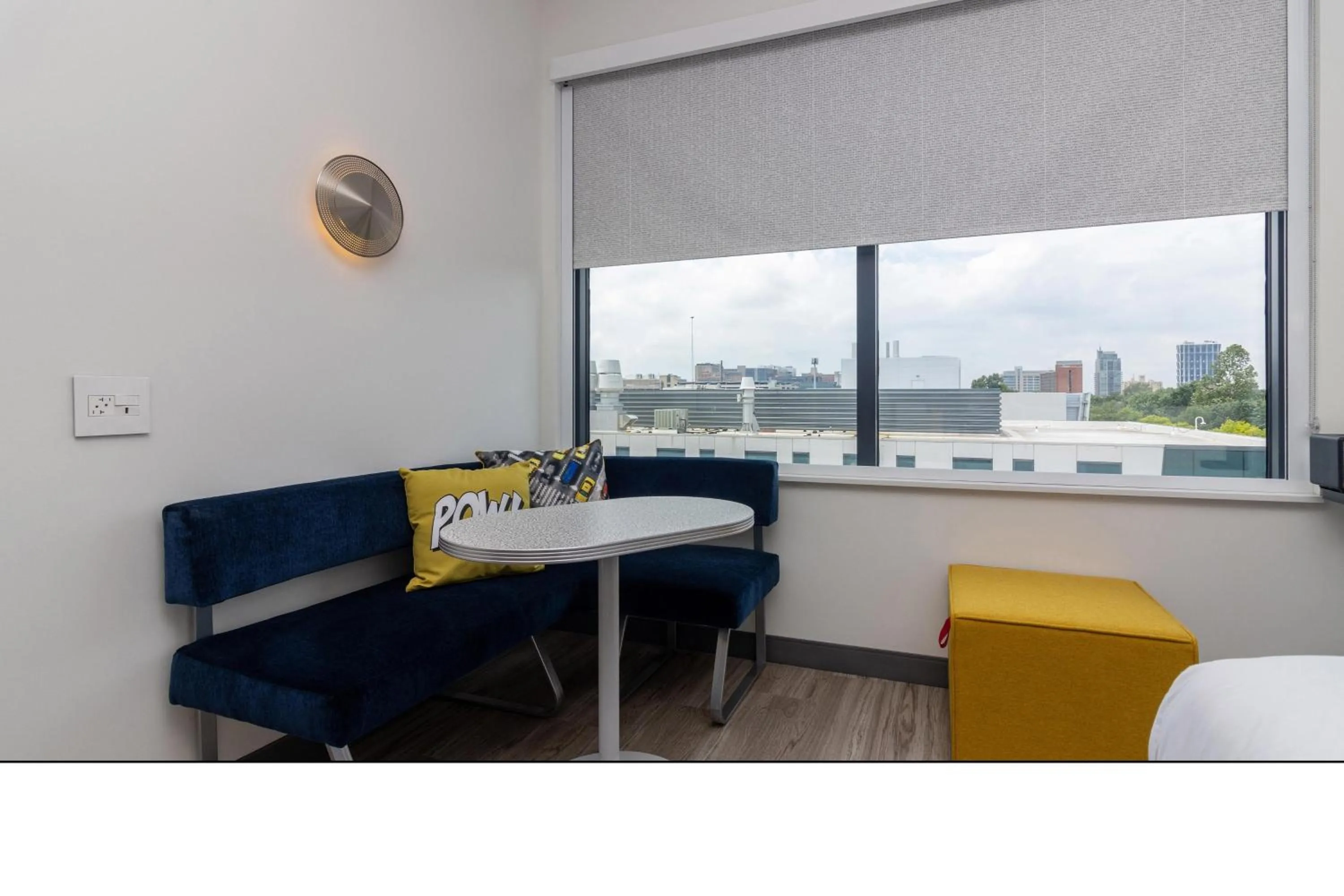 Photo of the whole room in Aloft St. Louis Cortex