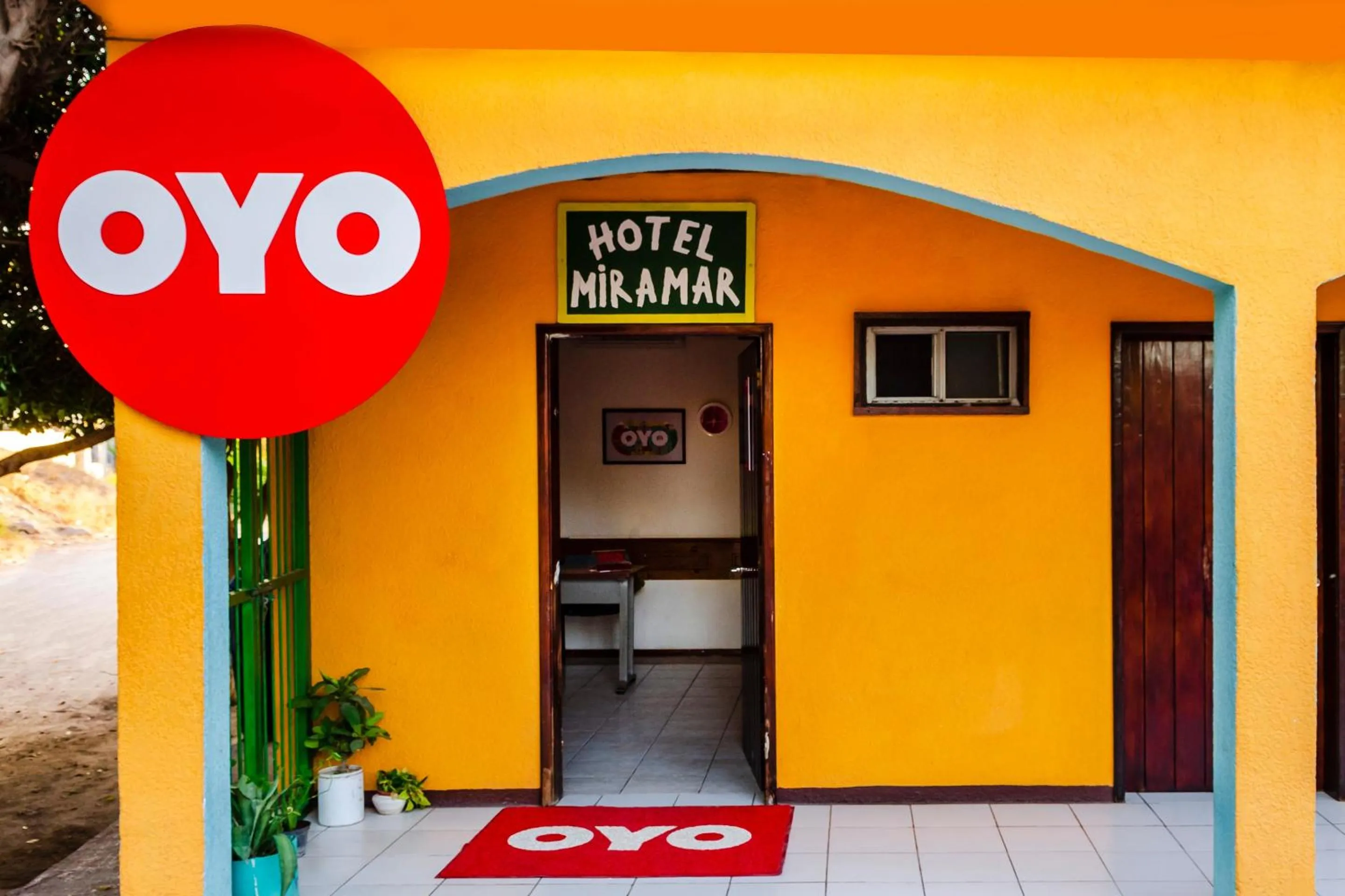 Facade/entrance in OYO Hotel Miramar, Loreto