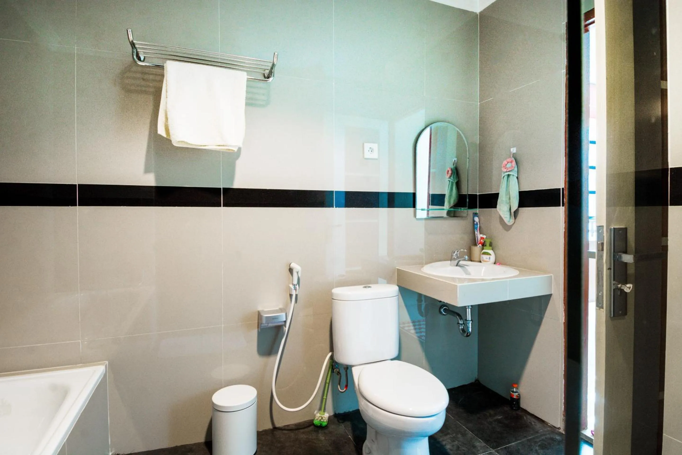 Bathroom in Collection O 3431 Hotel Alpha Bandara