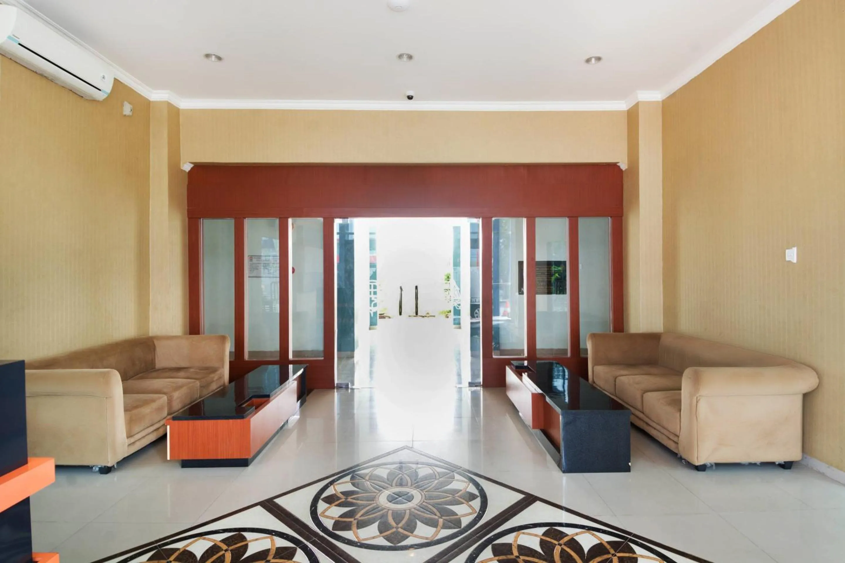Lobby or reception in Collection O 3431 Hotel Alpha Bandara