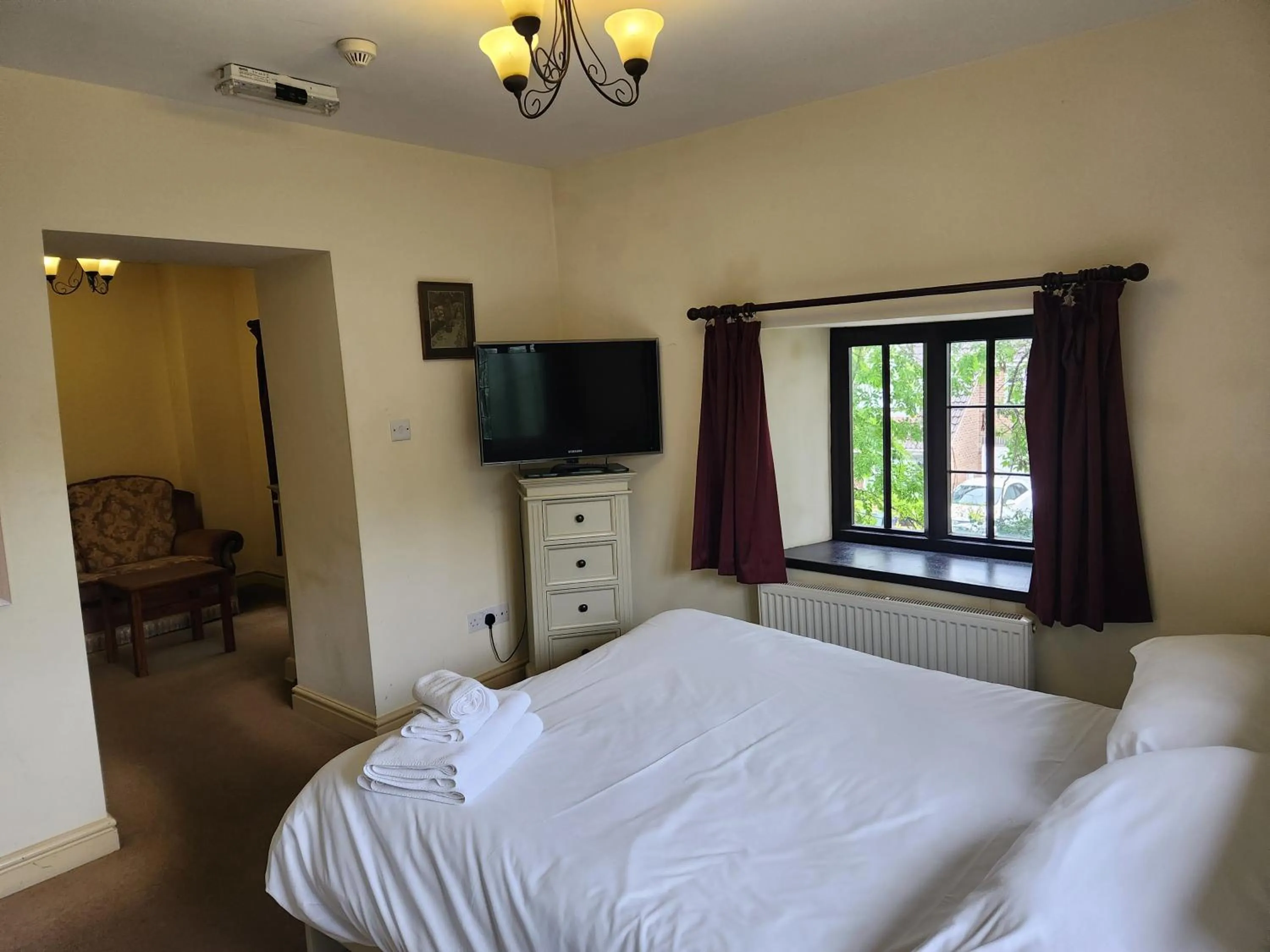 Communal lounge/ TV room, Bed in Langley Inn