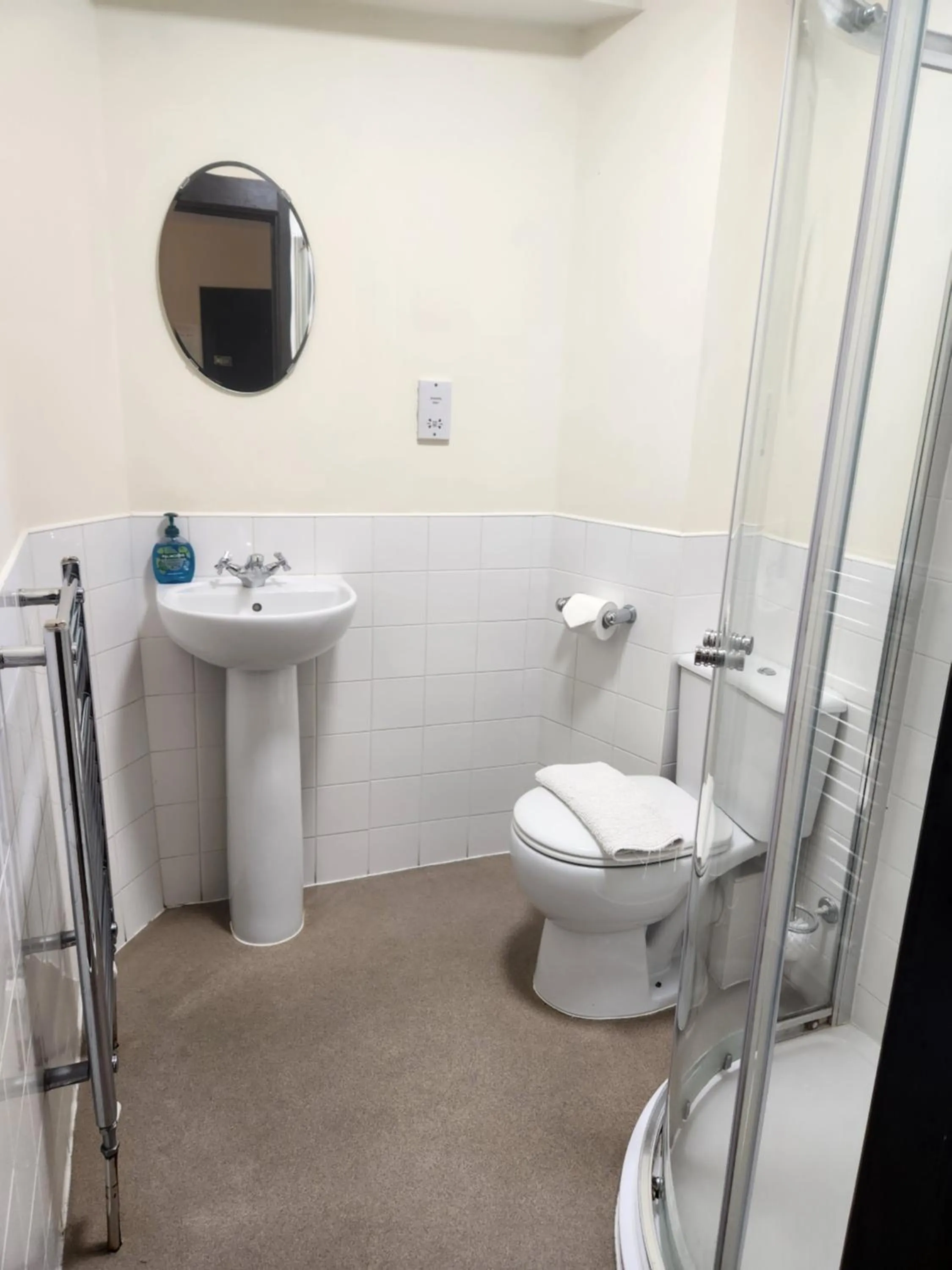 Shower in Langley Inn