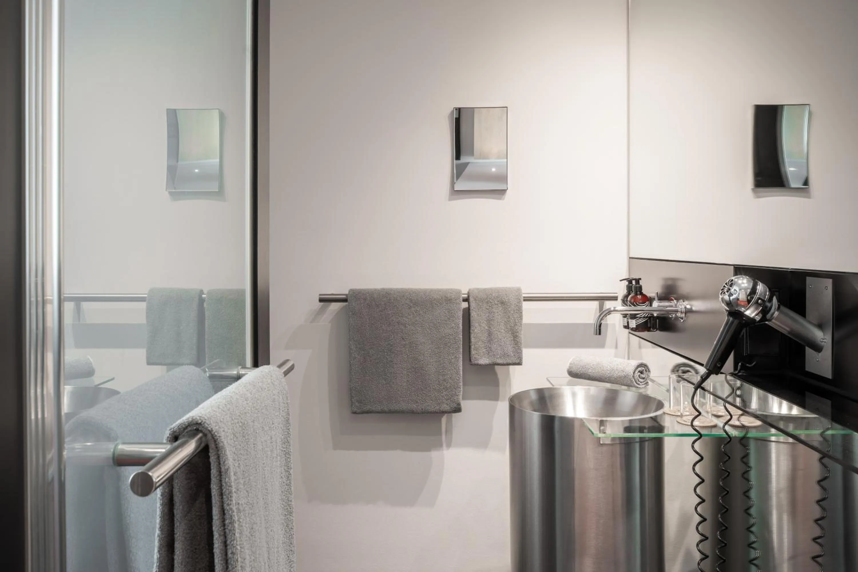 Bathroom in INNSiDE by Meliá Düsseldorf Seestern