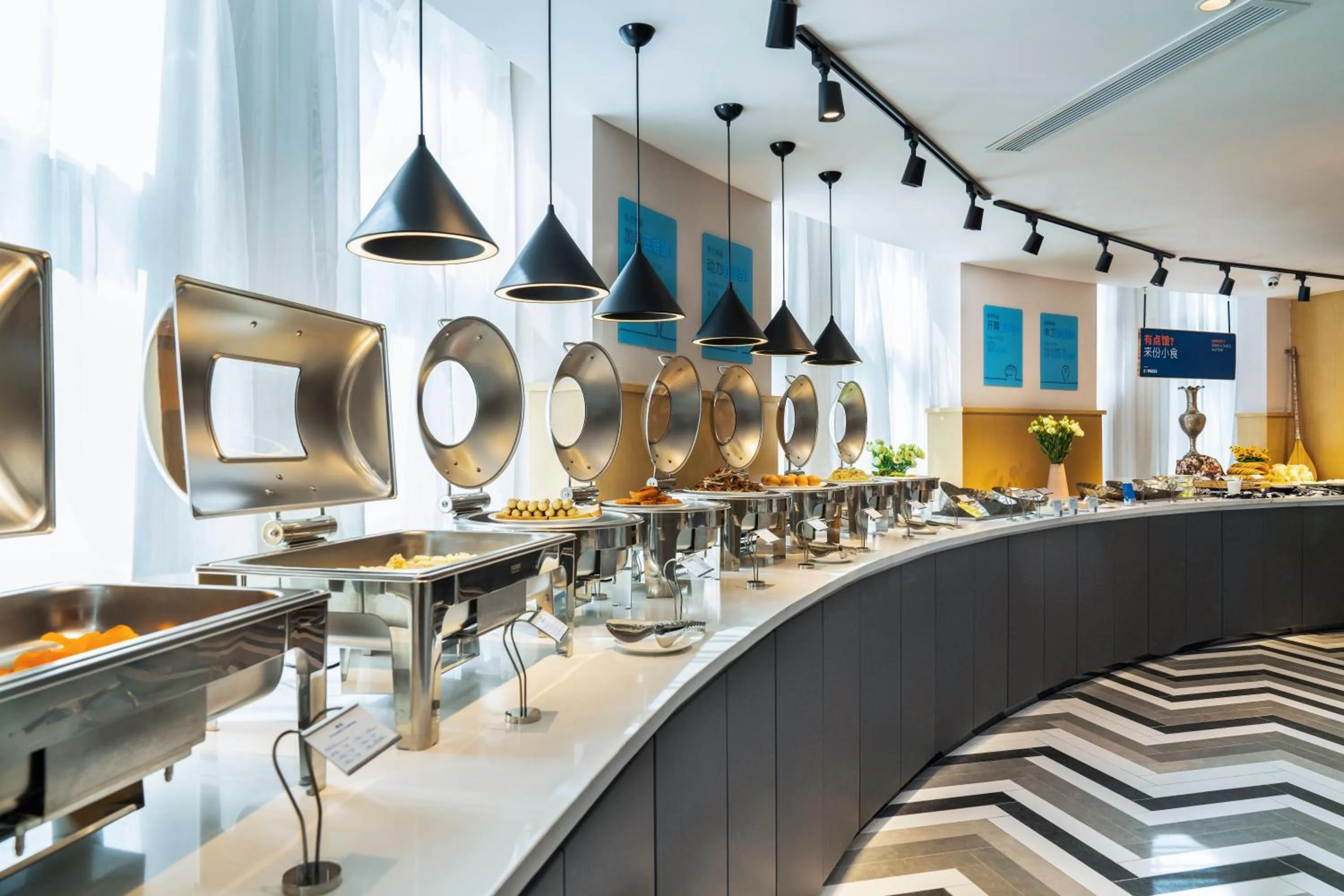 Restaurant/places to eat in Holiday Inn Express Urumqi Station by IHG