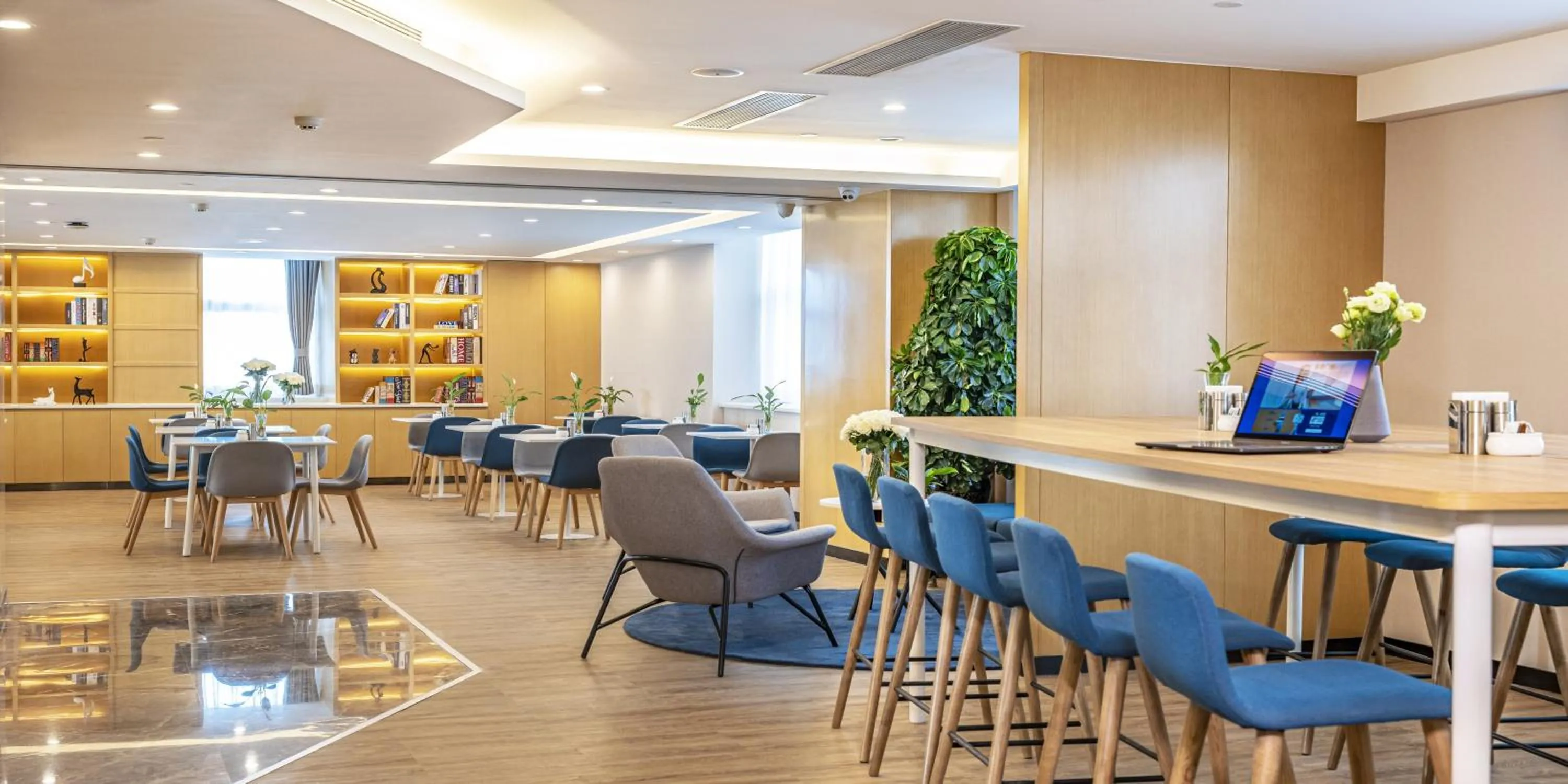 Restaurant/places to eat in Holiday Inn Express Urumqi Station by IHG
