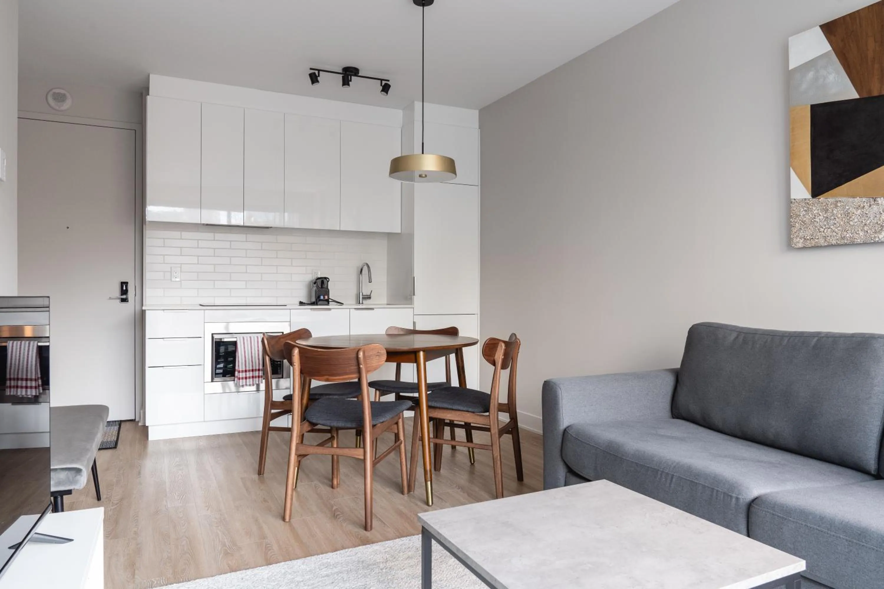 Kitchen or kitchenette in Griffintown Hôtel