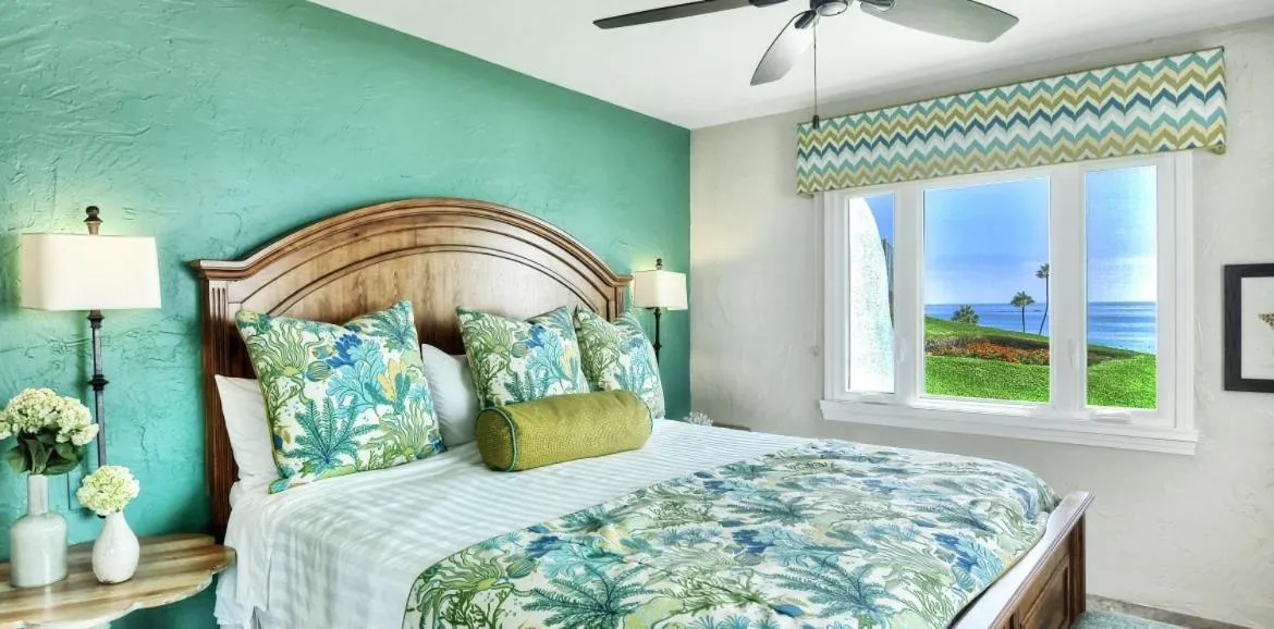 Bed in Beachcomber Inn