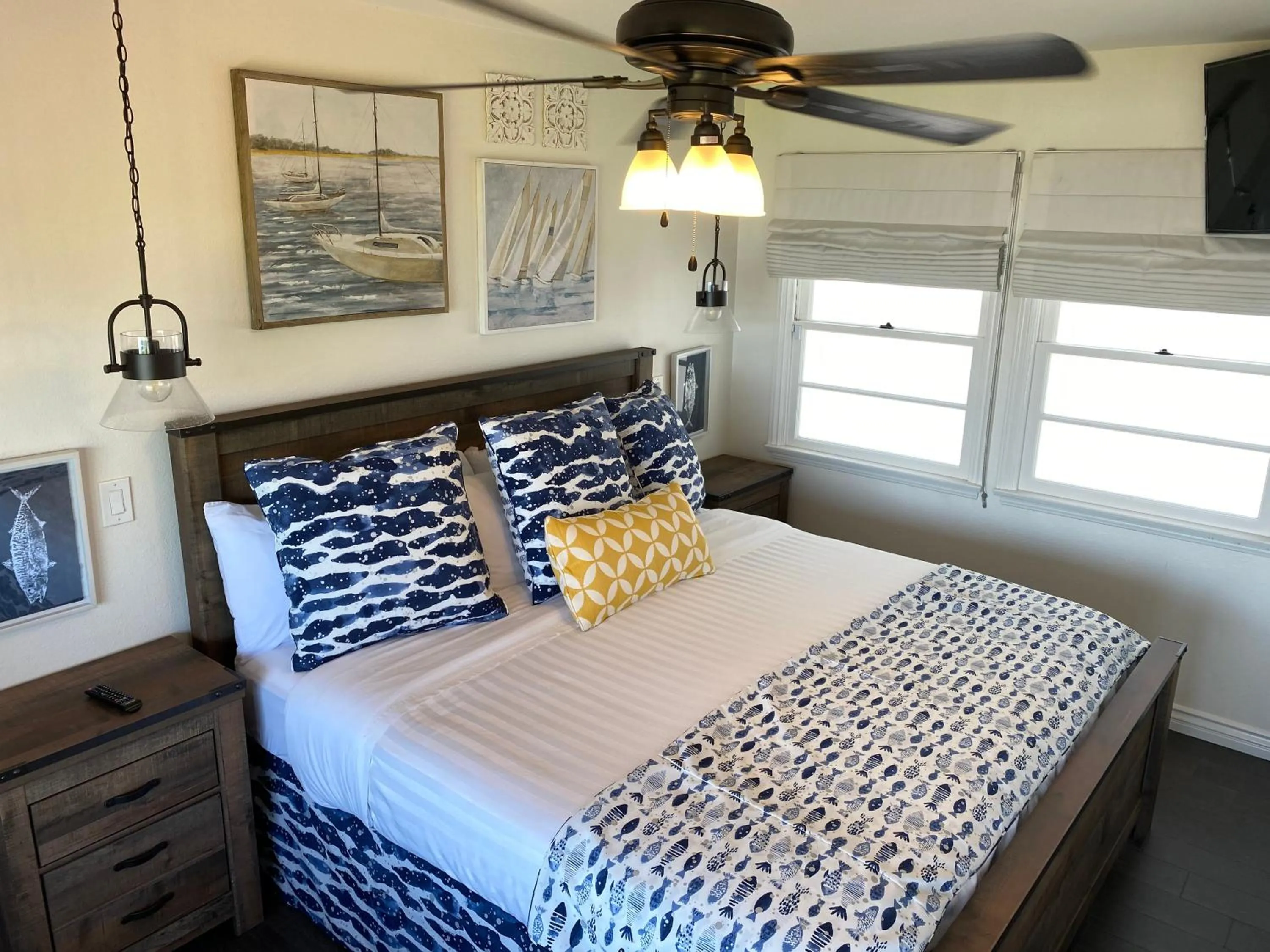 Bed in Beachcomber Inn