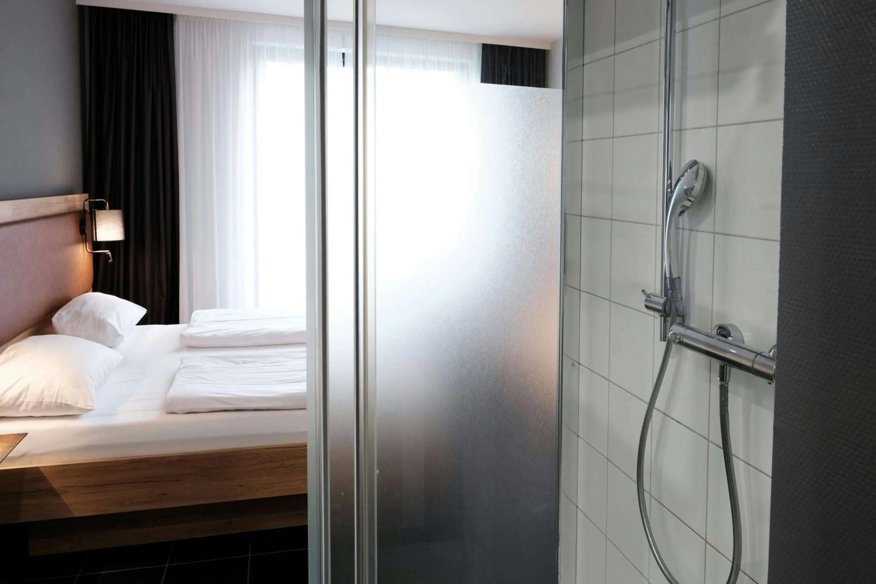 Bathroom, Bed in Four Points Flex by Sheraton Ratingen Düsseldorf Airport