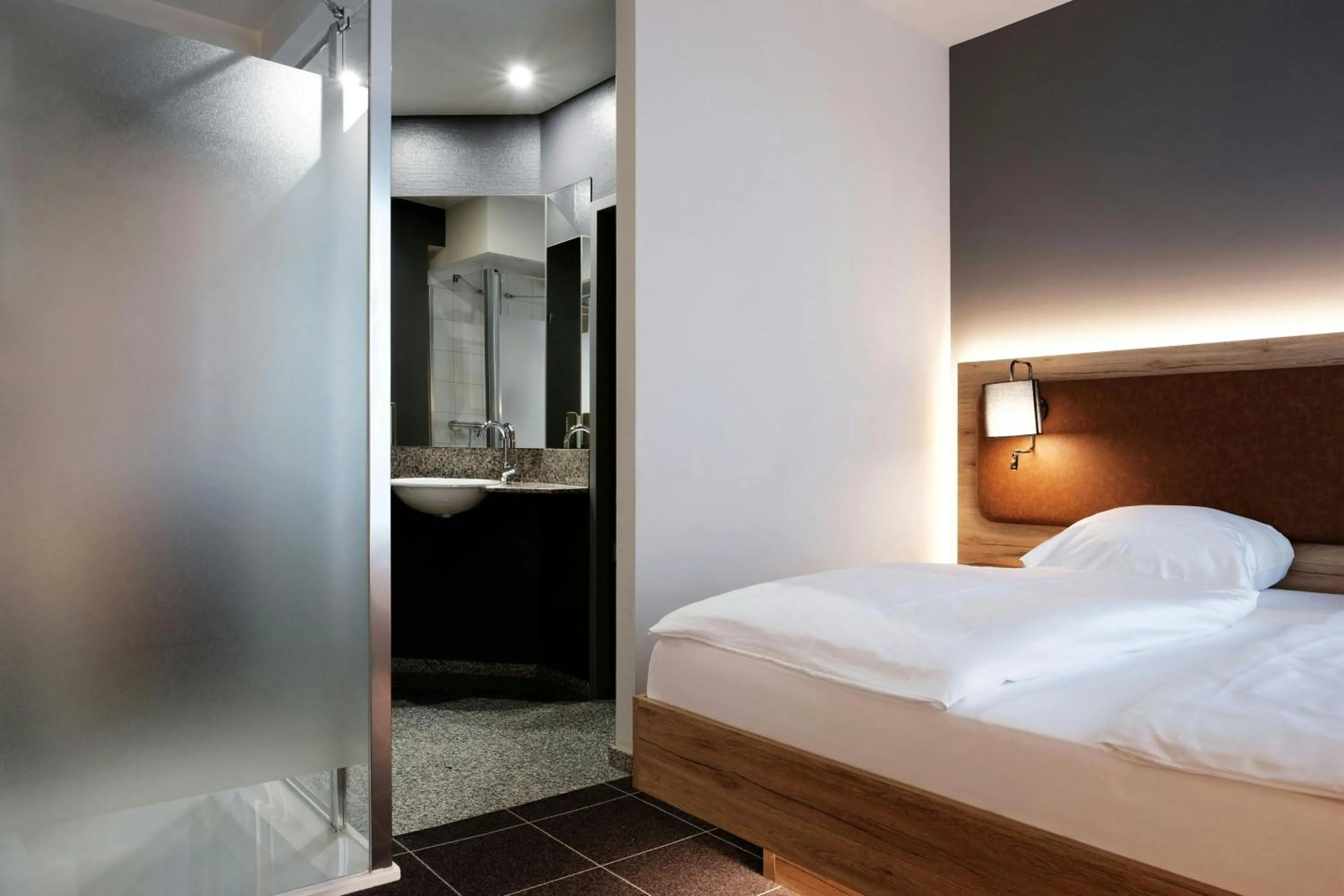 Photo of the whole room, Bed in Four Points Flex by Sheraton Ratingen Düsseldorf Airport