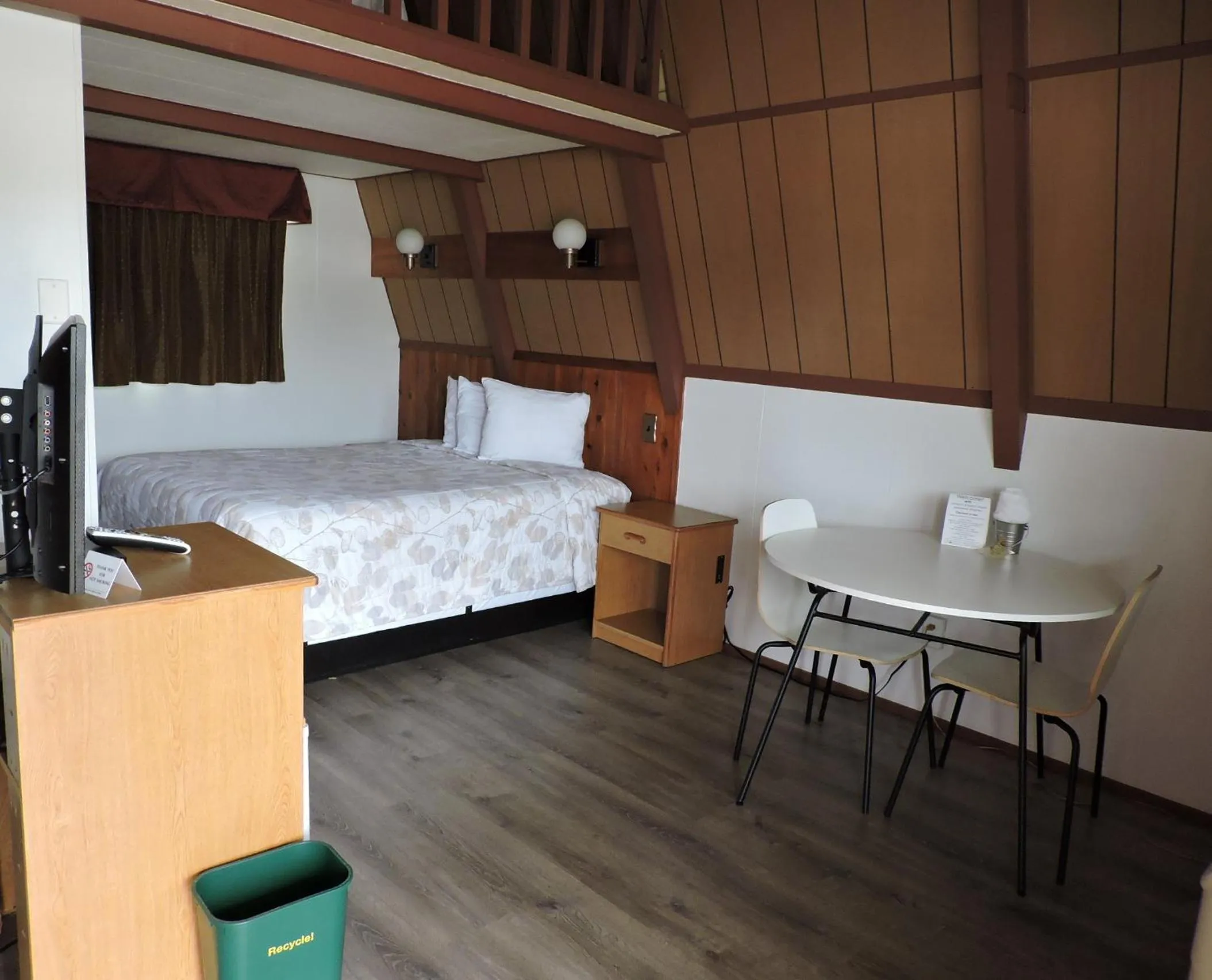 Bed in The Ranch Motel