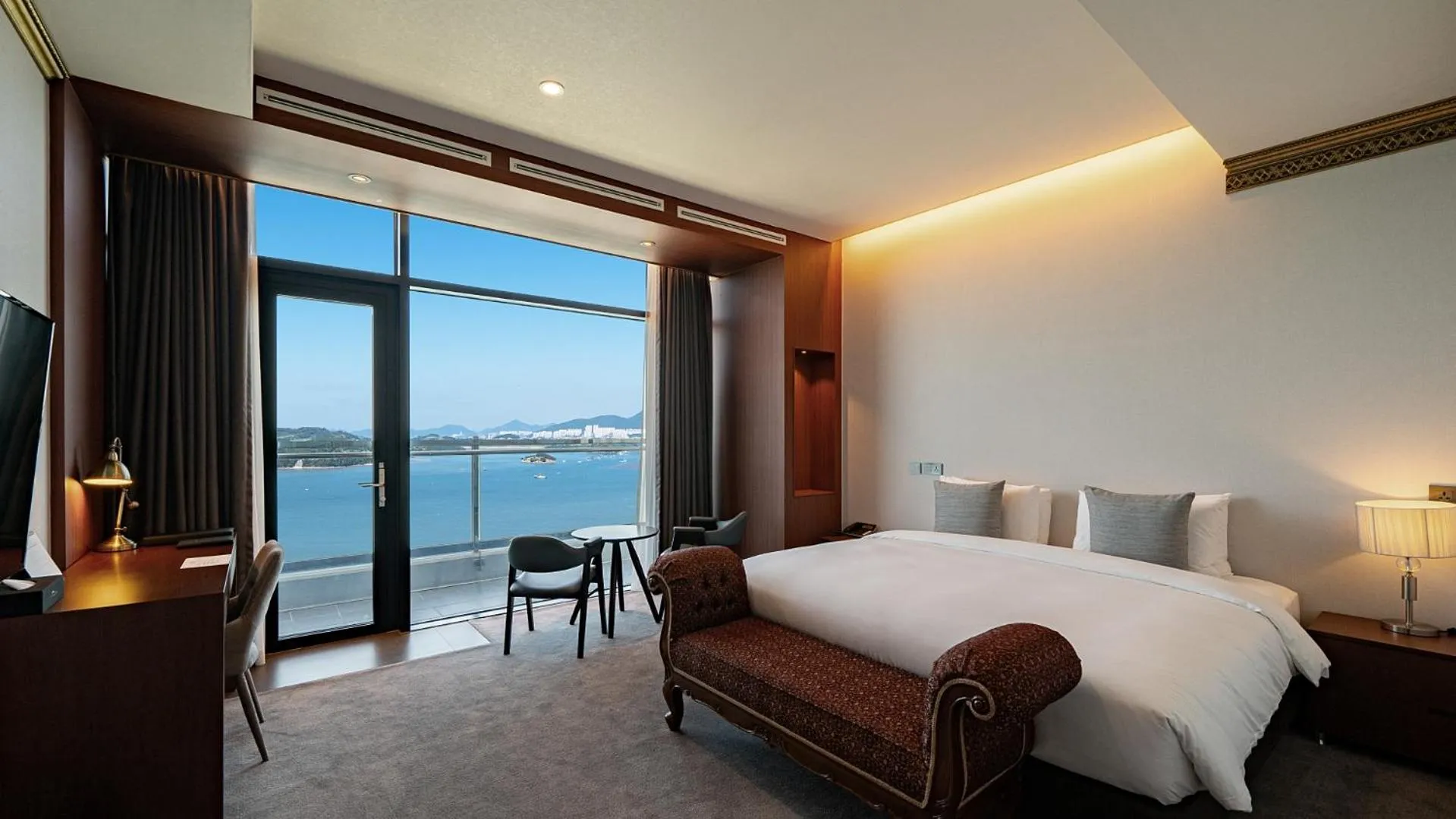 Bed in Hotel JCS Yeosu