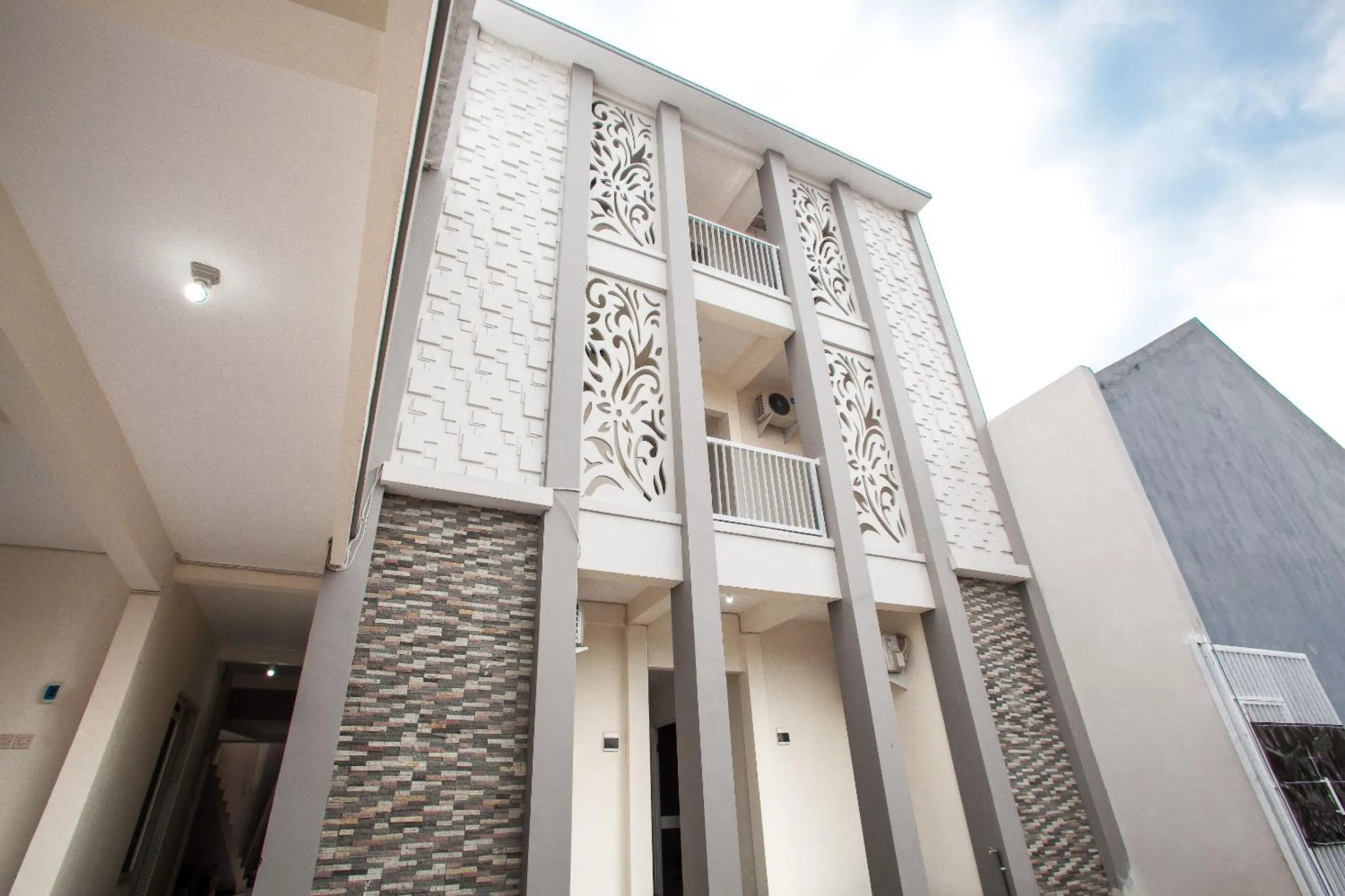 Facade/entrance in Hotel O Cozy Residence Syariah