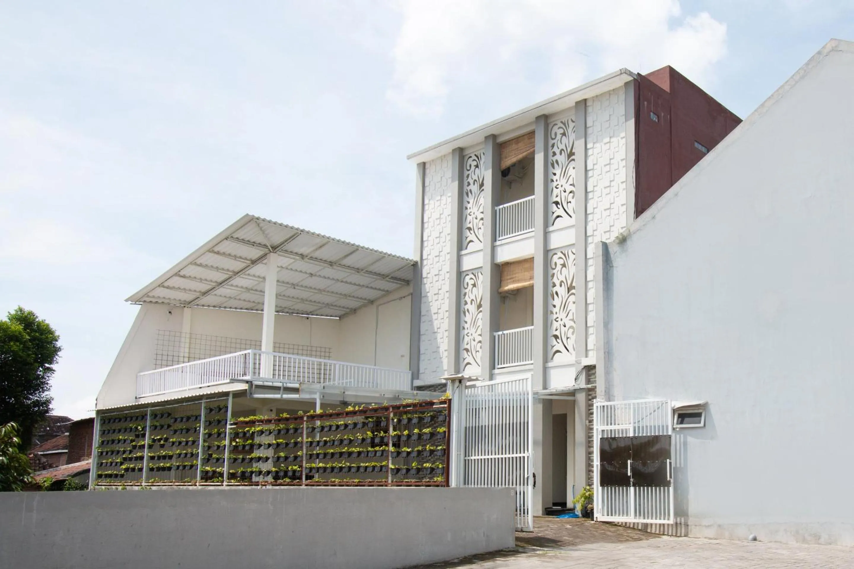 Facade/entrance in Hotel O Cozy Residence Syariah