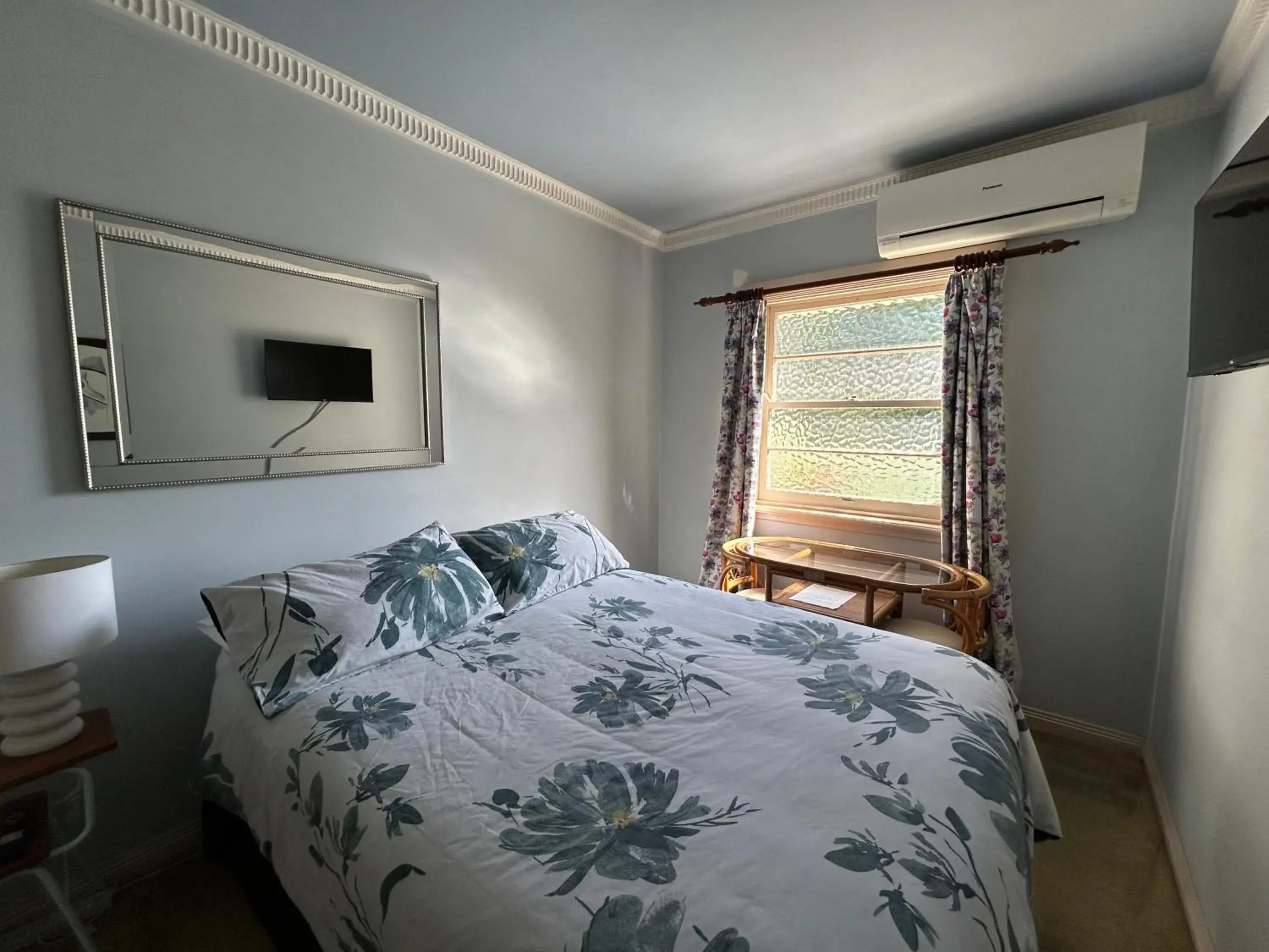 Budget Double Room in Melville House Bed and Breakfast Budget Double Room in Melville House Bed and Breakfast