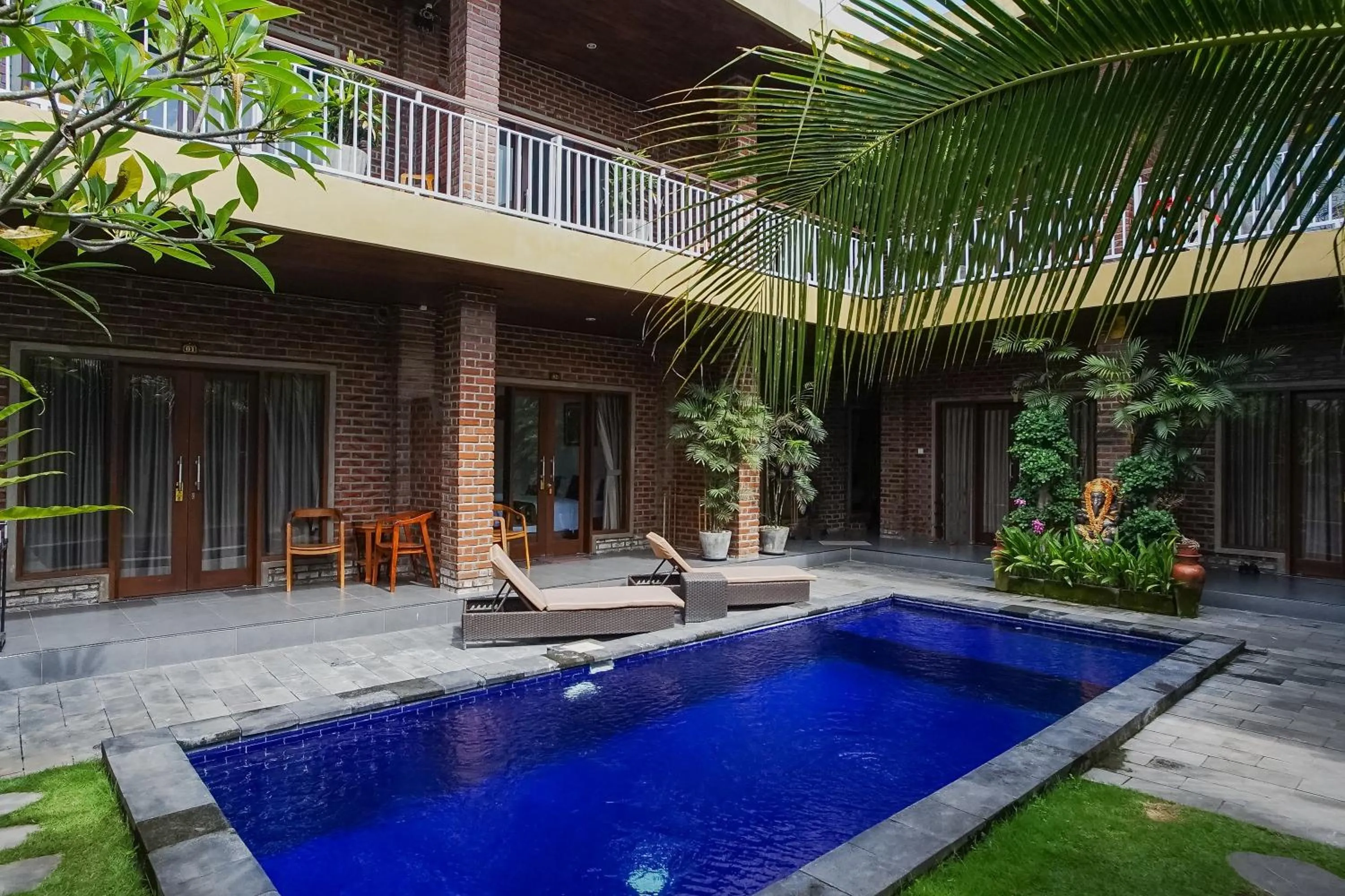 Swimming pool in D'Meten Guest House Canggu
