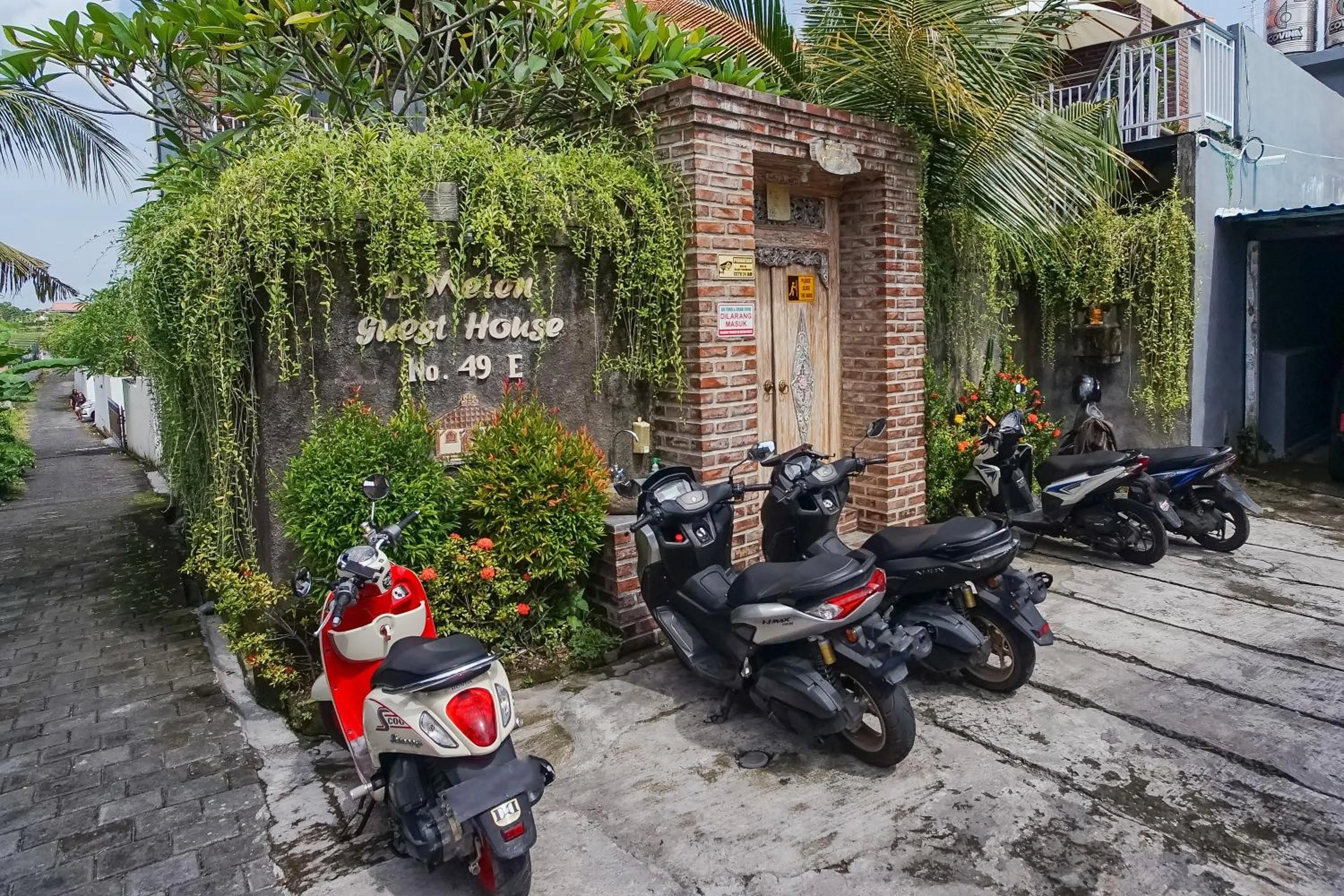 Swimming pool in D'Meten Guest House Canggu