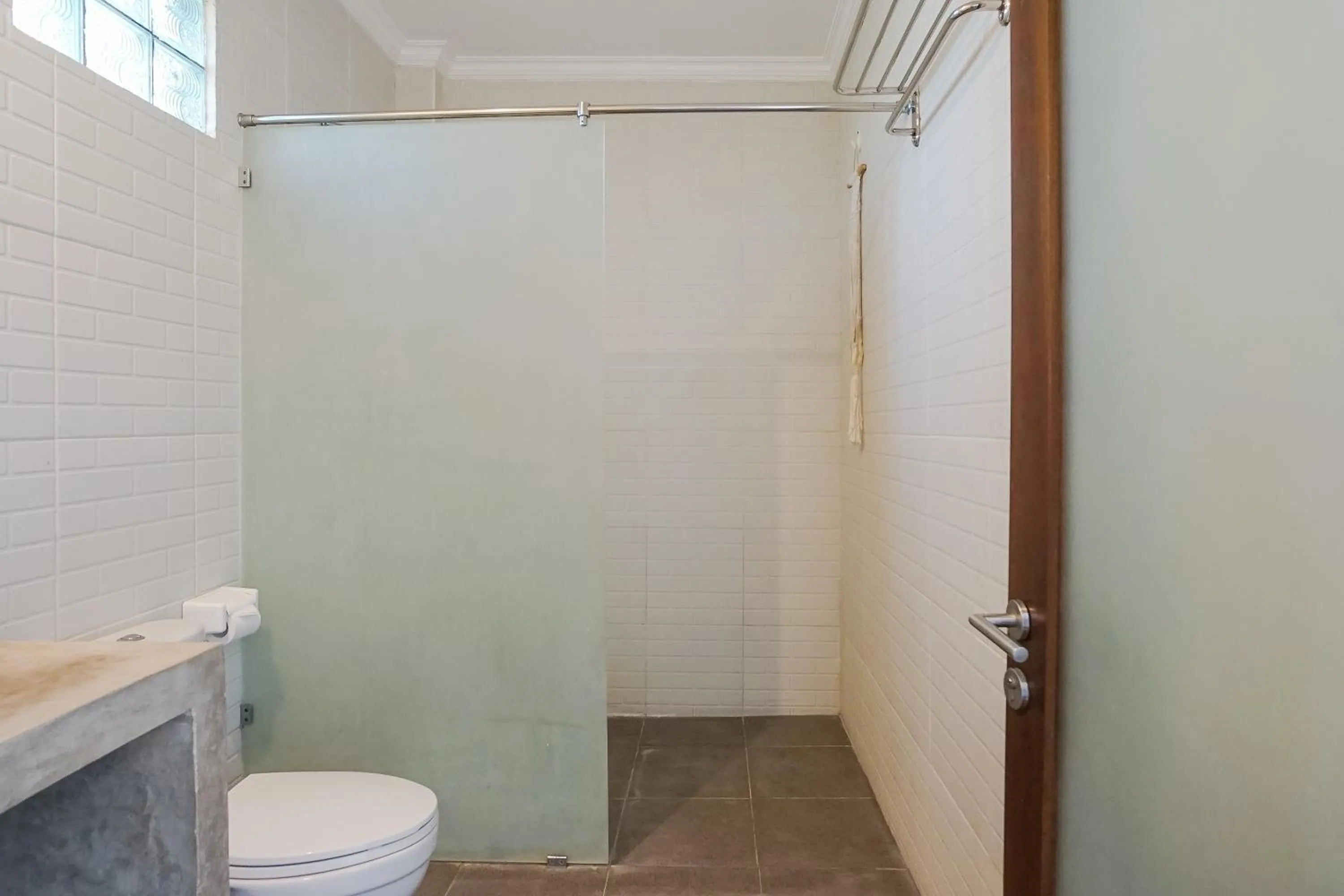 Bathroom in D'Meten Guest House Canggu