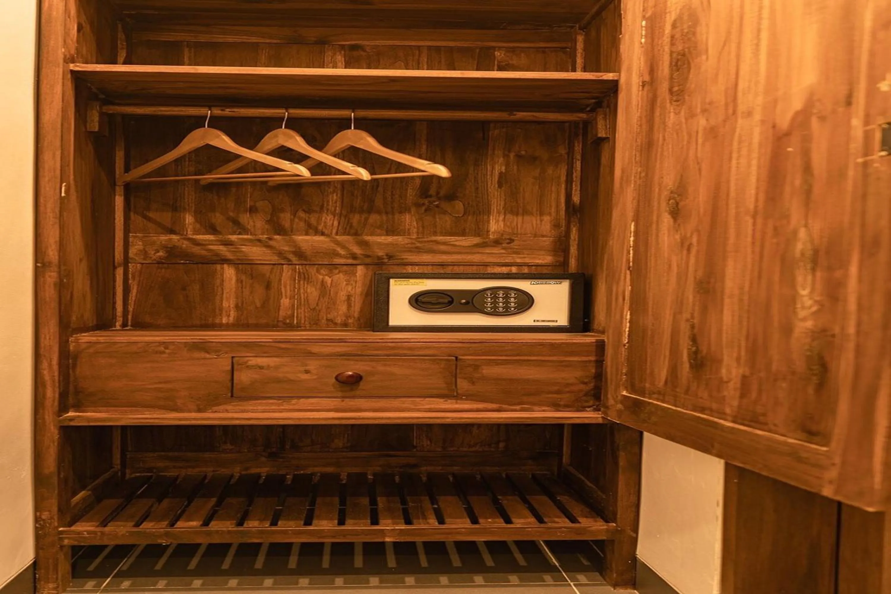 wardrobe in D'Meten Guest House Canggu