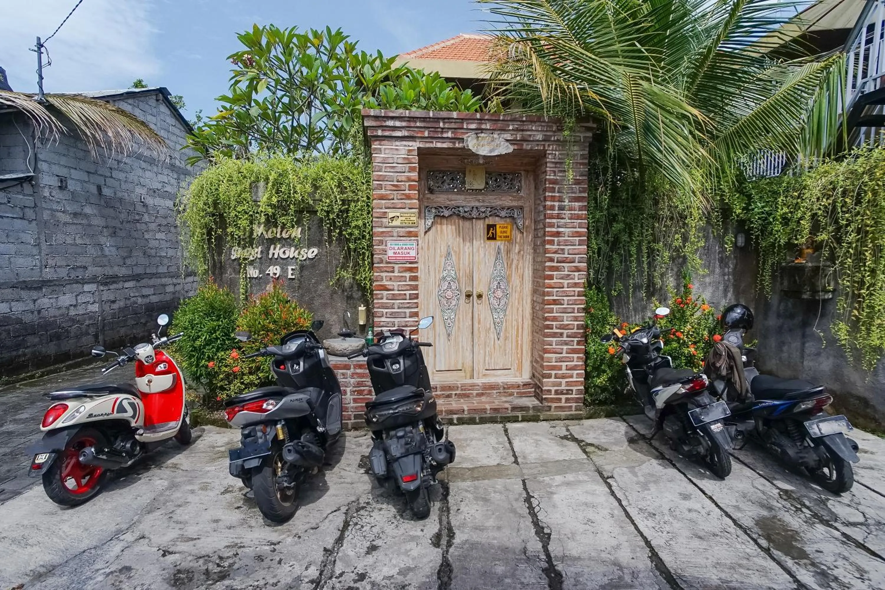 Property building in D'Meten Guest House Canggu