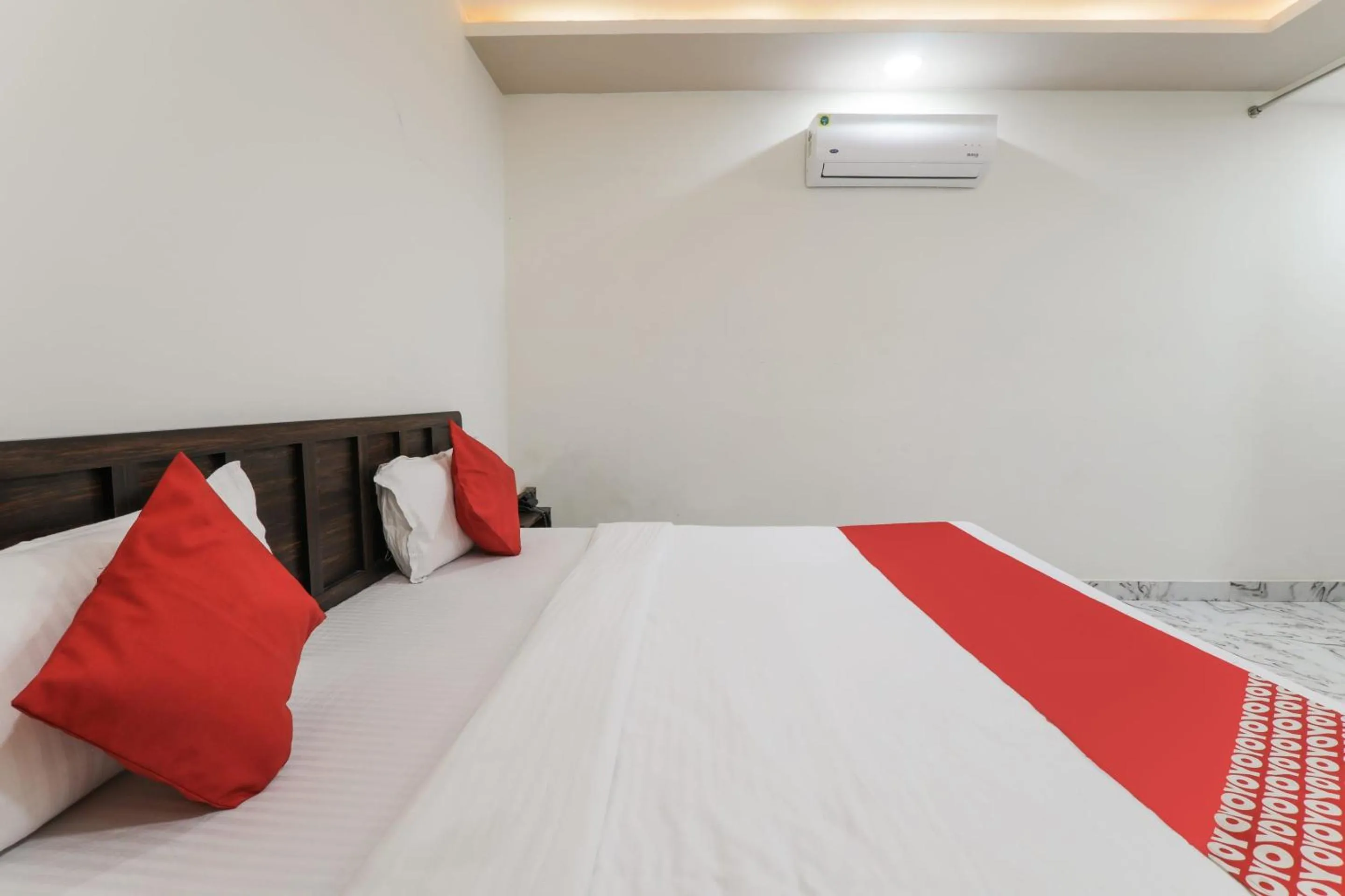 Bedroom, Bed in Super Hotel O Aastha Near Chaudhary Charan Singh International Airport