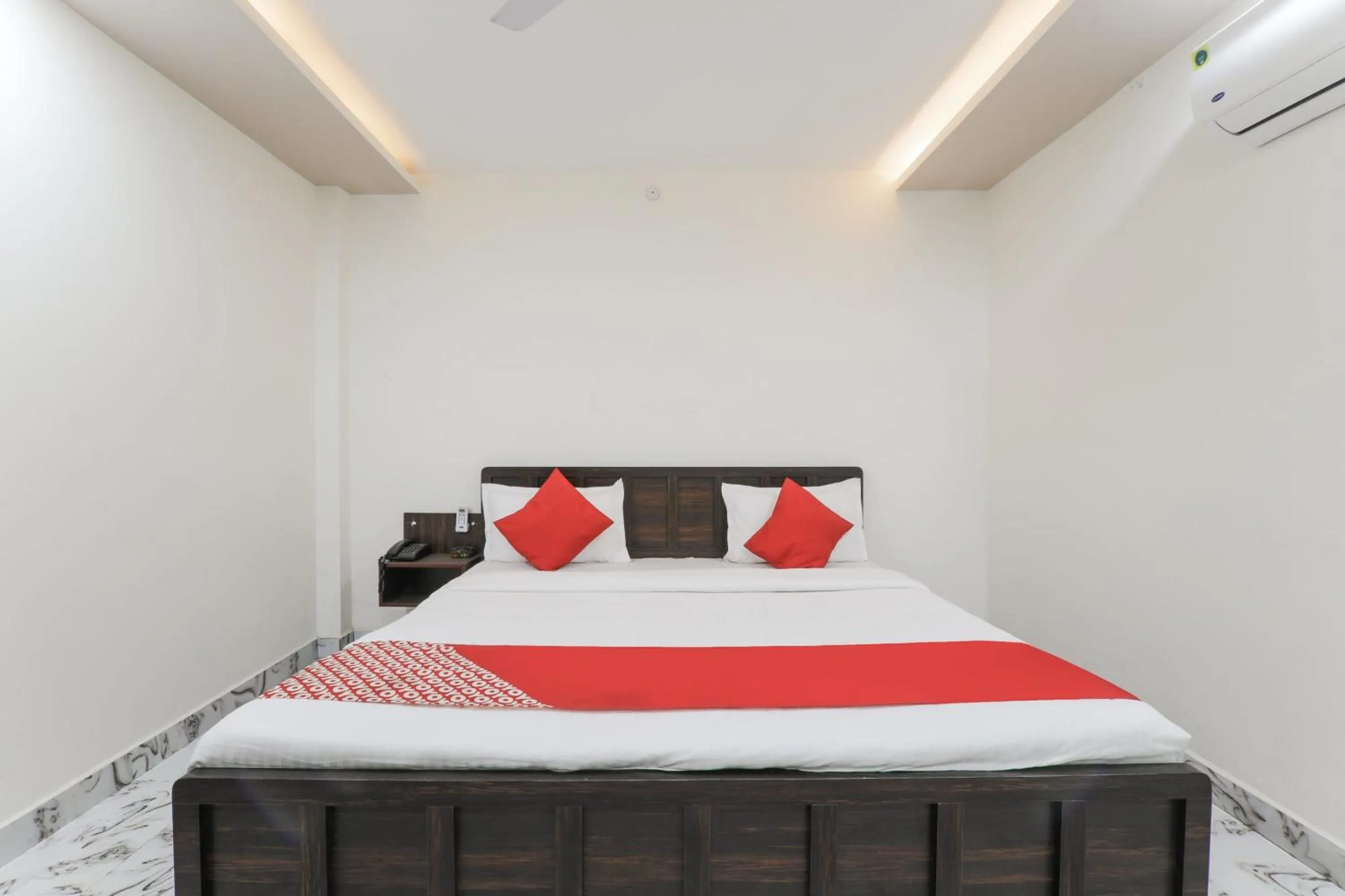 Bedroom, Bed in Super Hotel O Aastha Near Chaudhary Charan Singh International Airport