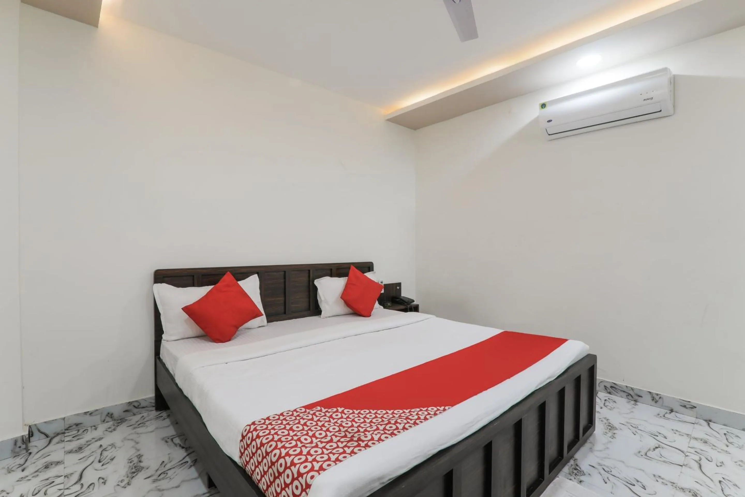 Bedroom, Bed in Super Hotel O Aastha Near Chaudhary Charan Singh International Airport