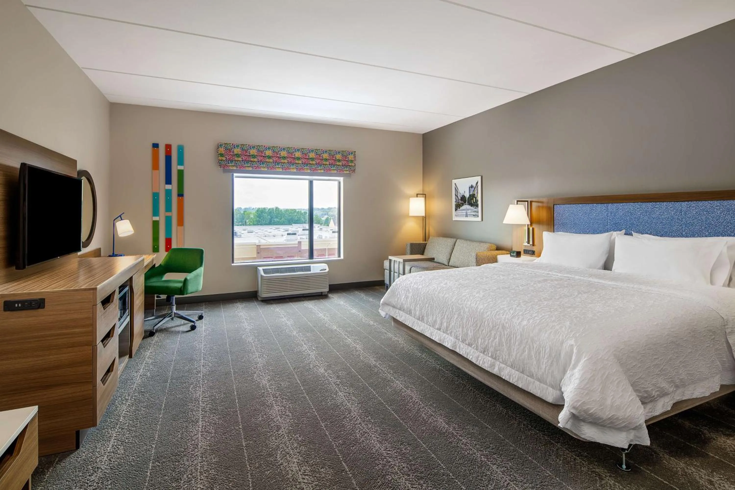 Bedroom, Bed in Hampton Inn & Suites Raleigh Midtown, NC