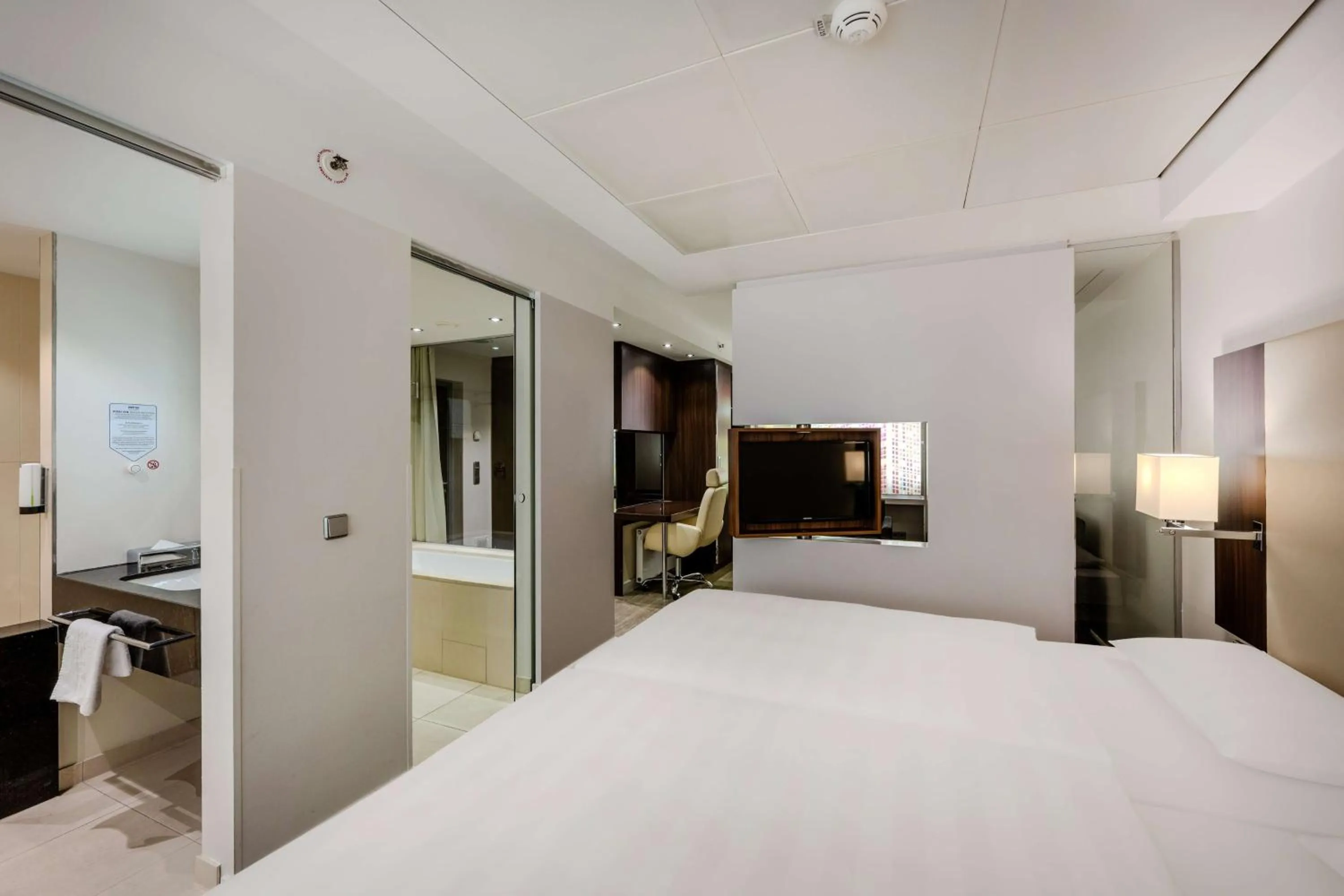 Photo of the whole room, Bed in Park Inn by Radisson Berlin Alexanderplatz